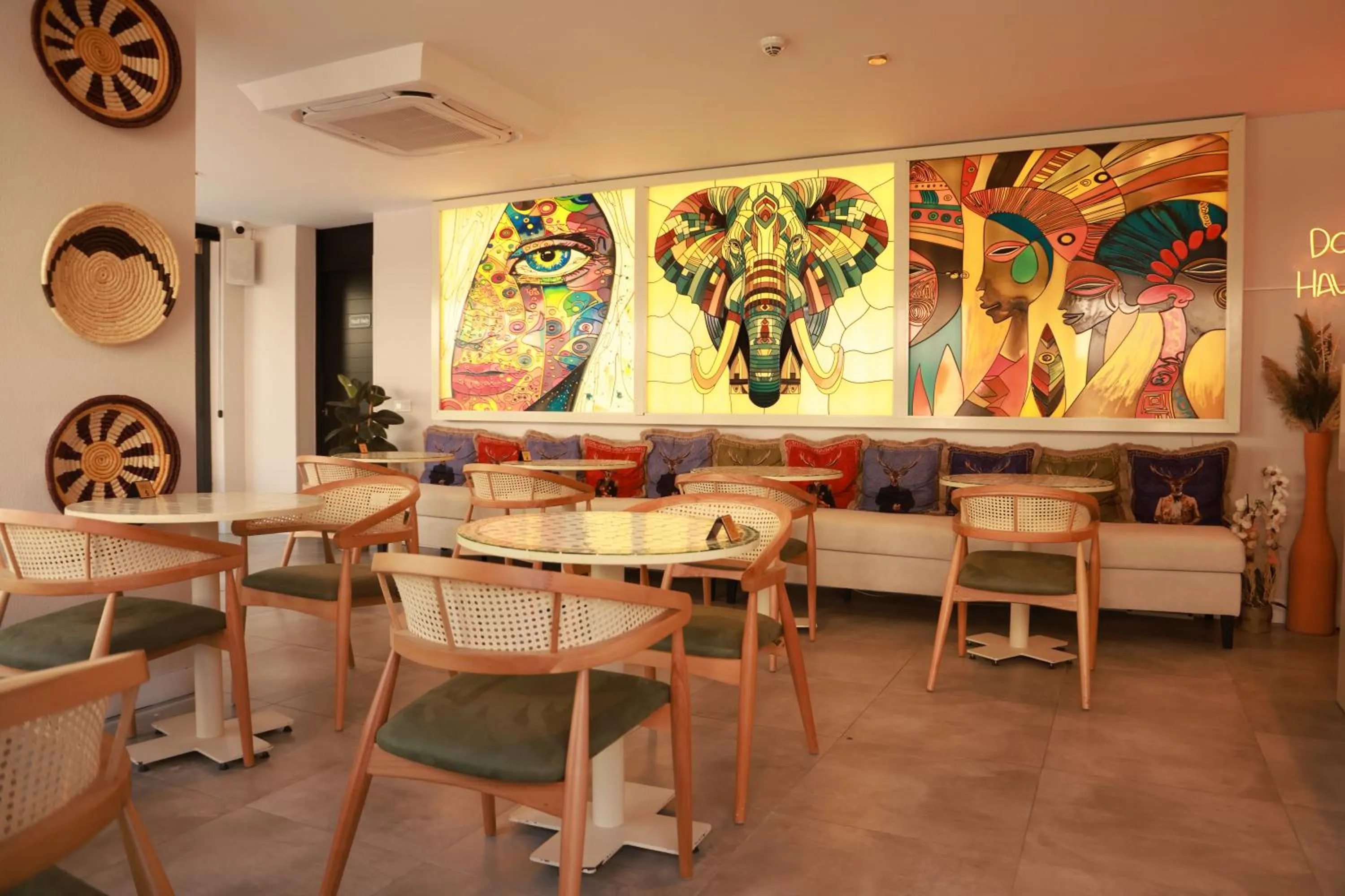 Restaurant/places to eat in Loft 1502