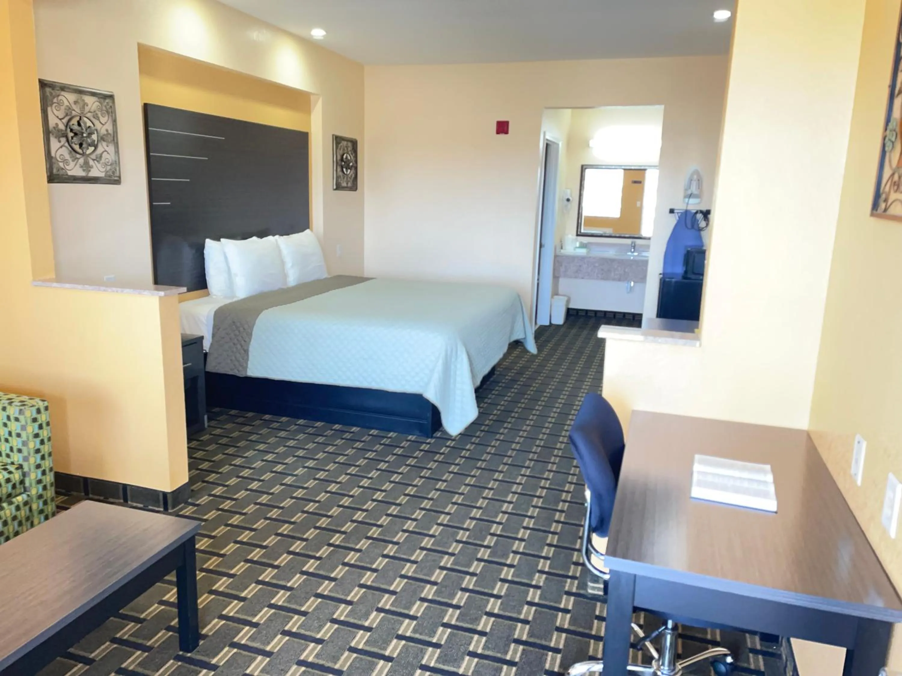 Bed in Homegate Inn & Suites West Memphis