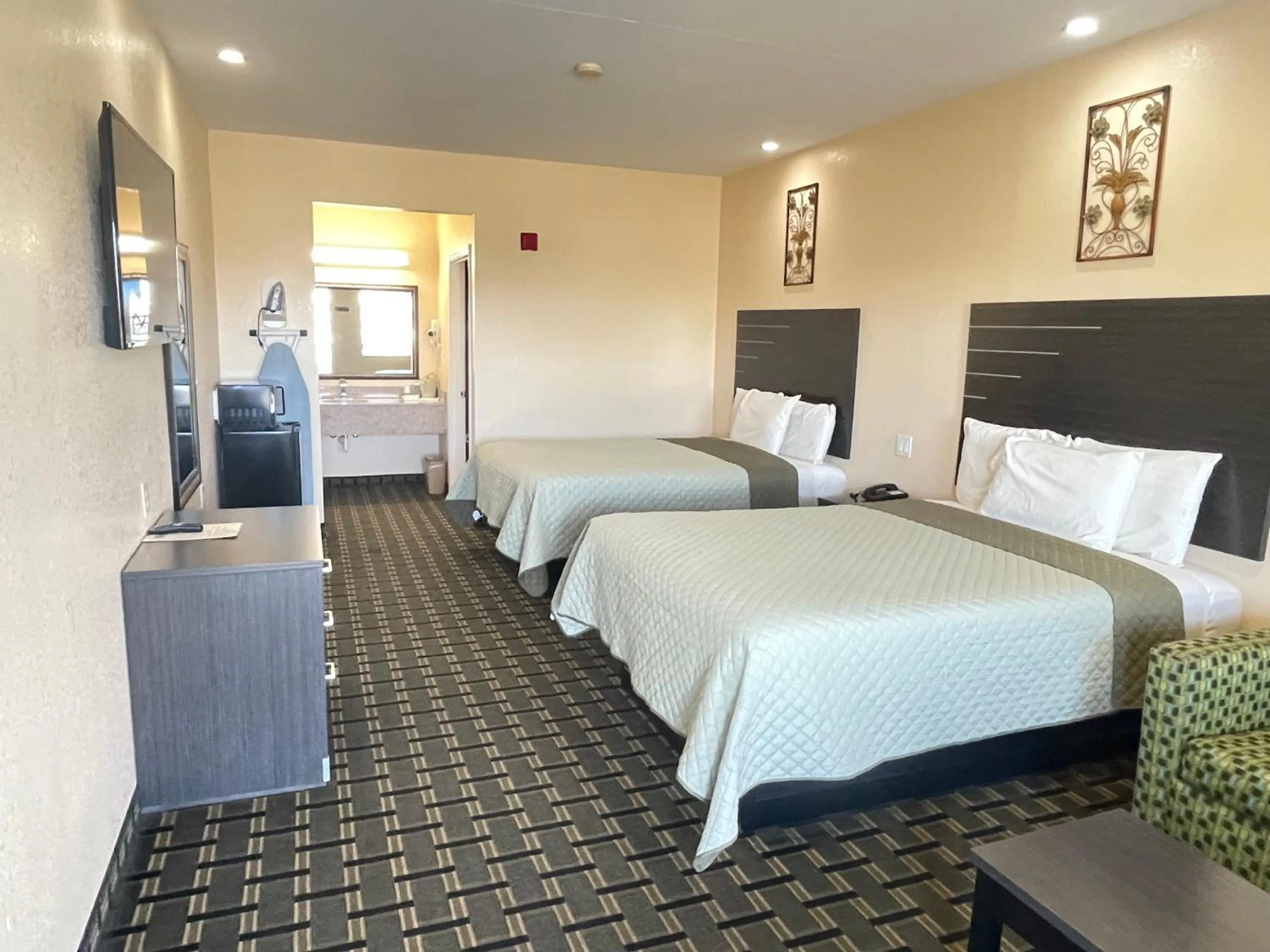 Bed in Homegate Inn & Suites West Memphis