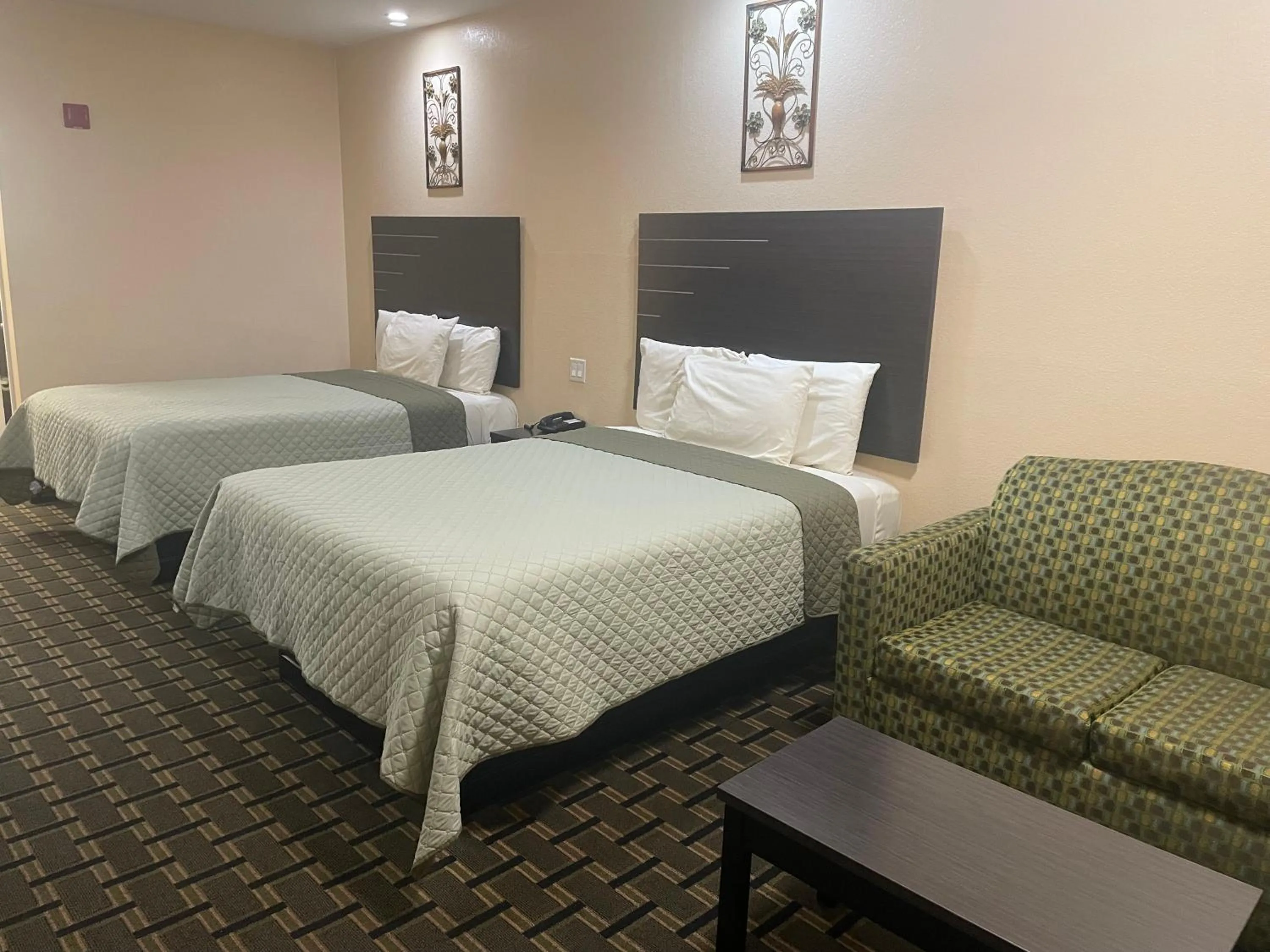 Bed in Homegate Inn & Suites West Memphis