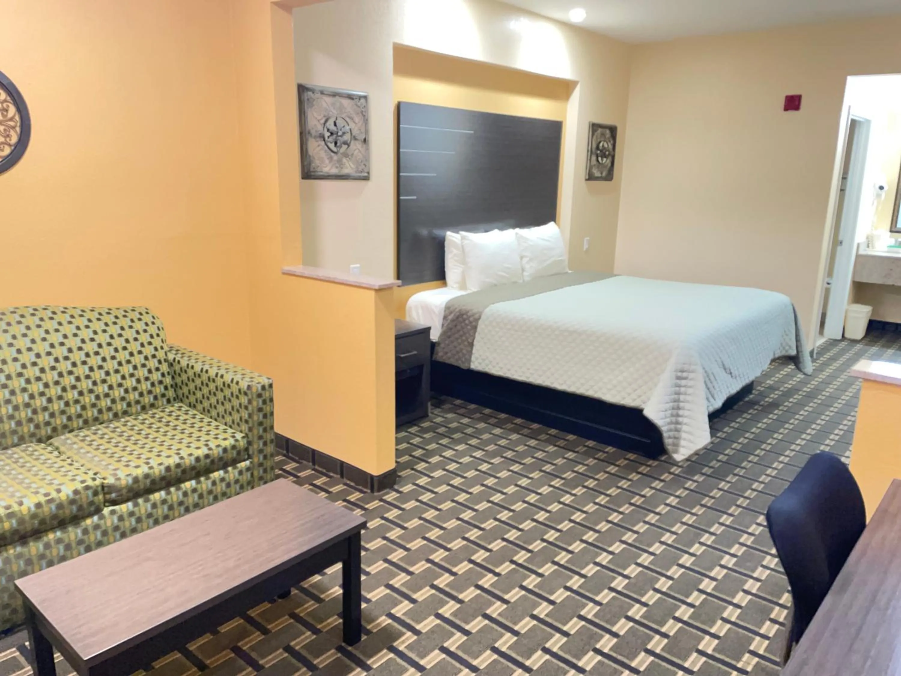 Bed in Homegate Inn & Suites West Memphis