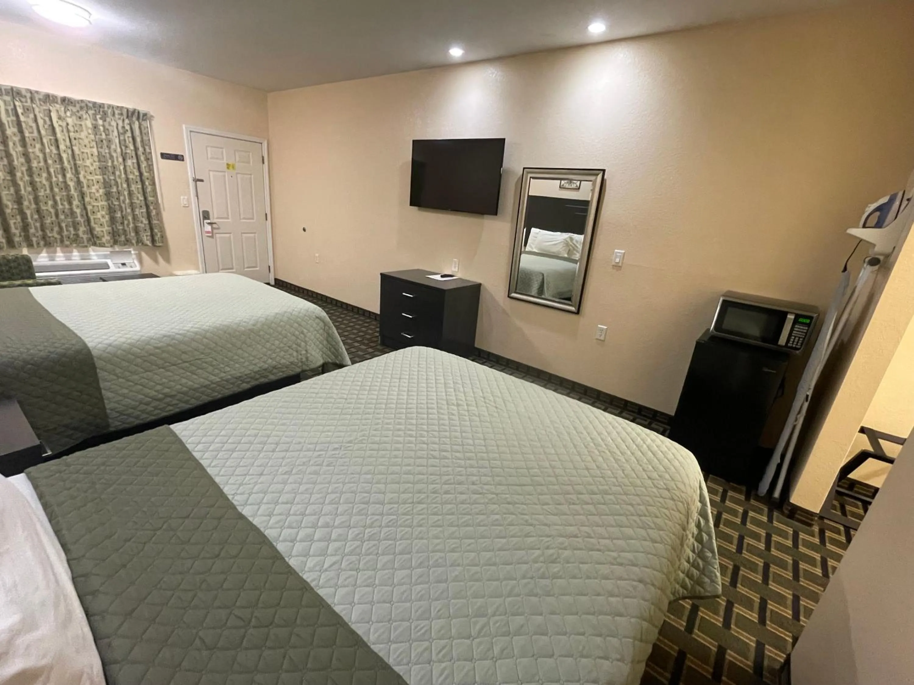 Bed in Homegate Inn & Suites West Memphis