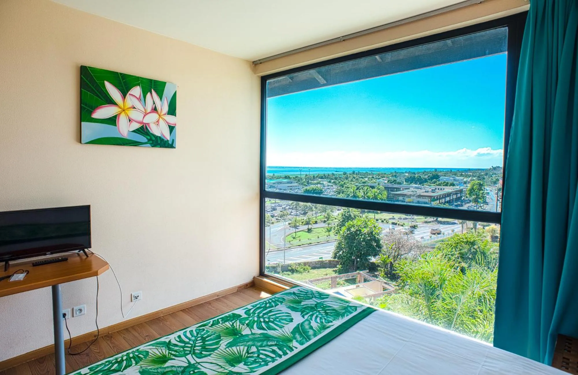 Photo of the whole room, Bed in Tahiti Airport Motel