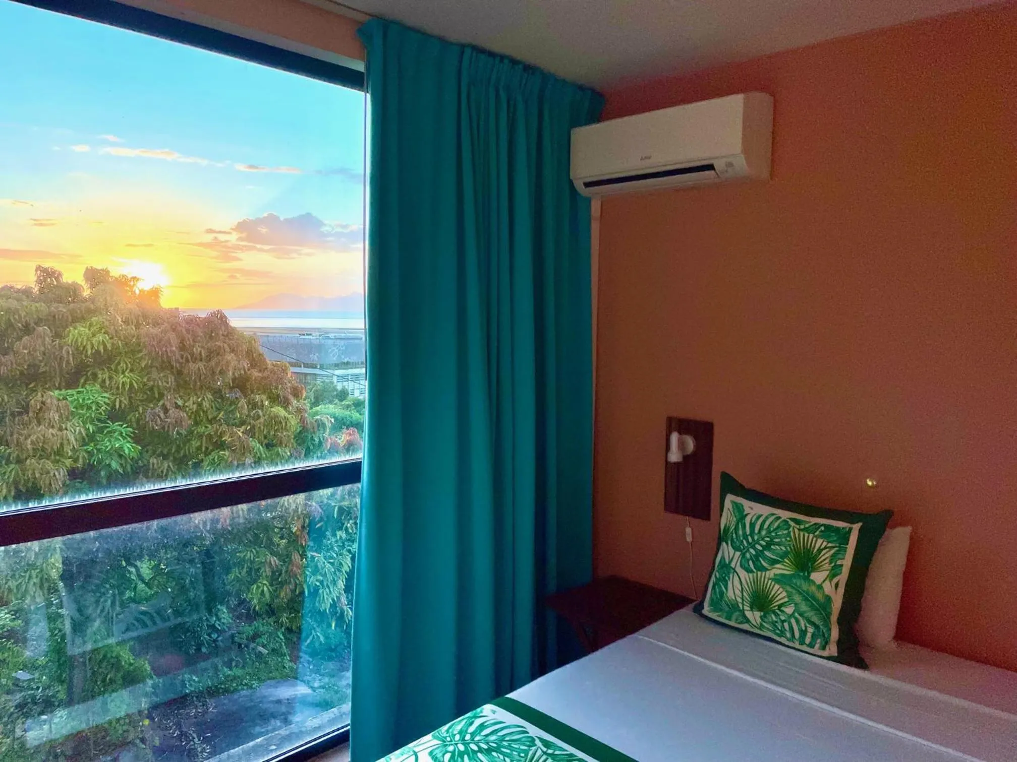 Bed in Tahiti Airport Motel