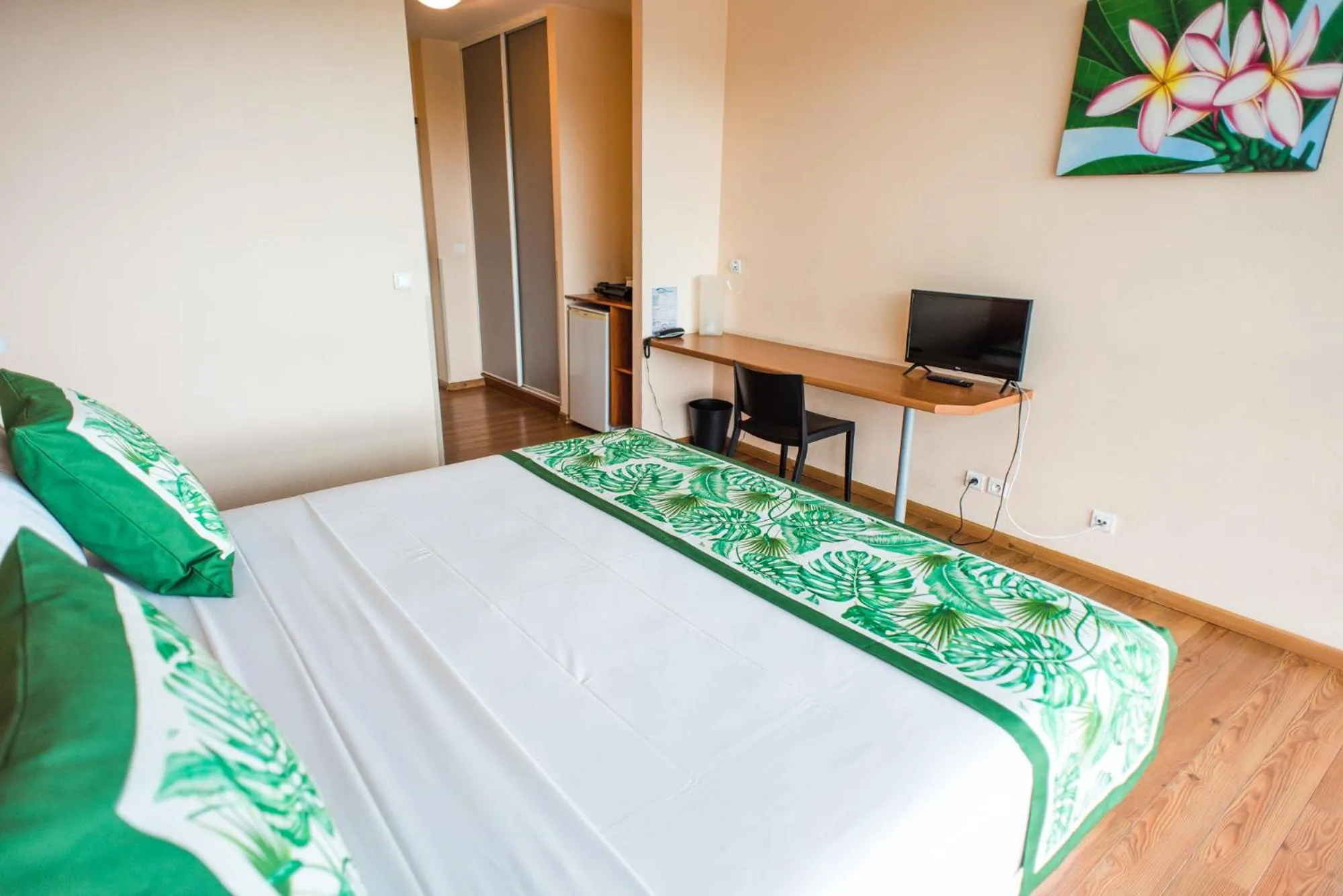 Photo of the whole room, Bed in Tahiti Airport Motel