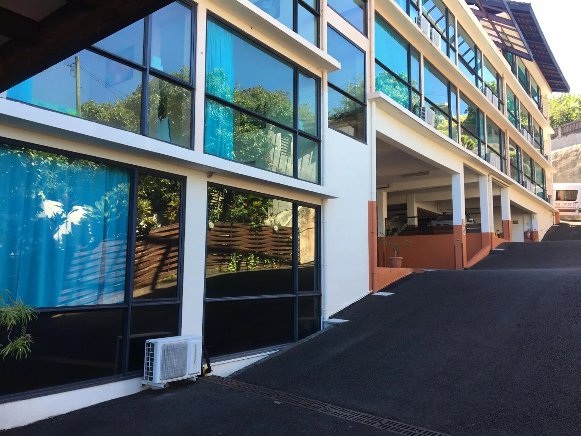 Facade/entrance in Tahiti Airport Motel