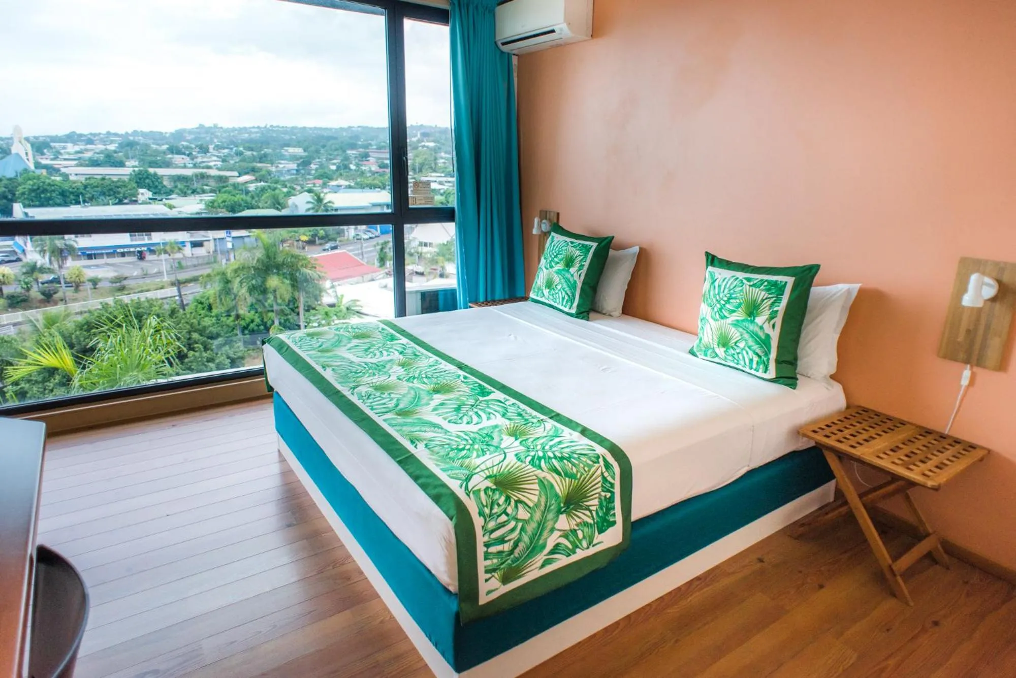 Photo of the whole room, Bed in Tahiti Airport Motel