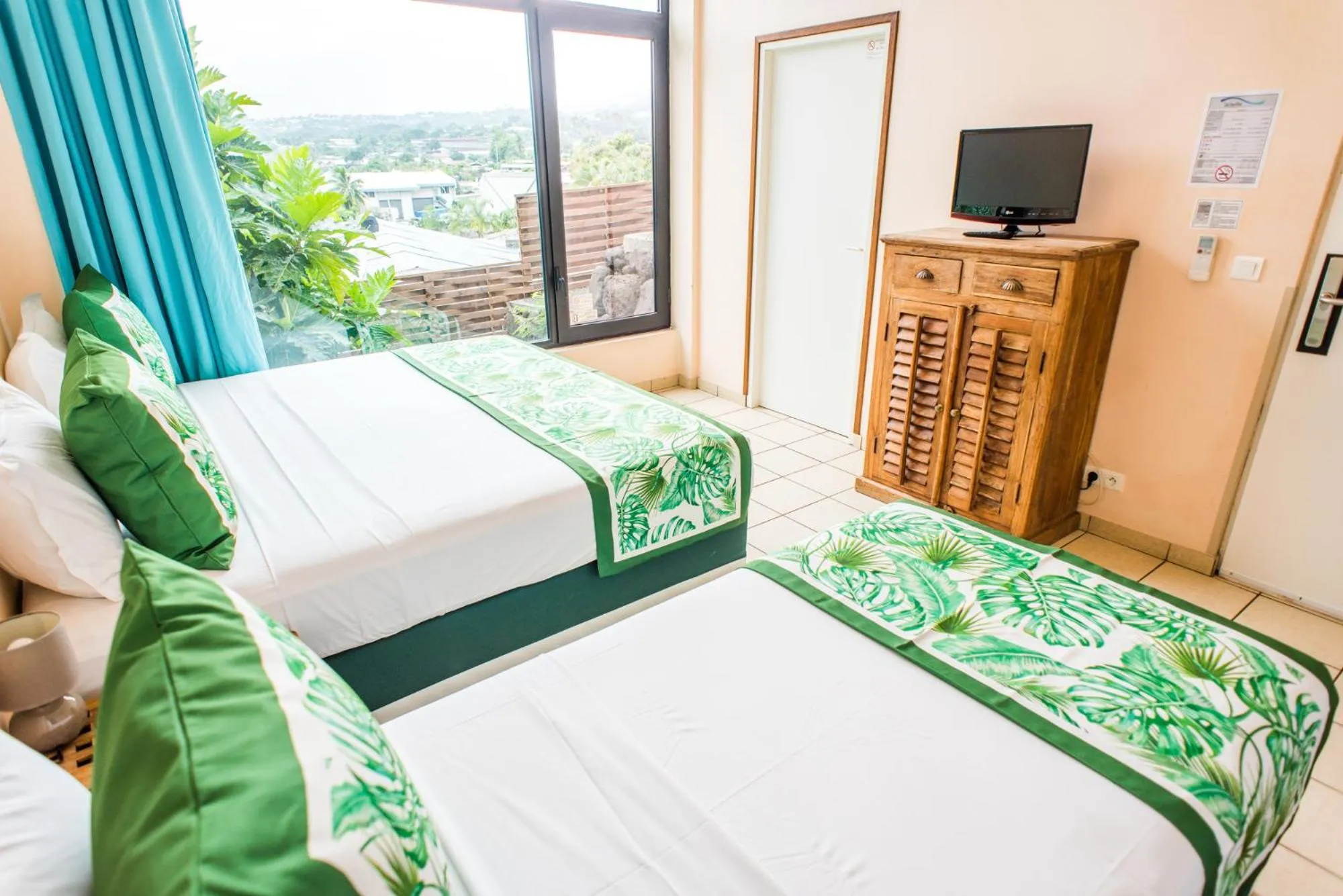 Bed in Tahiti Airport Motel