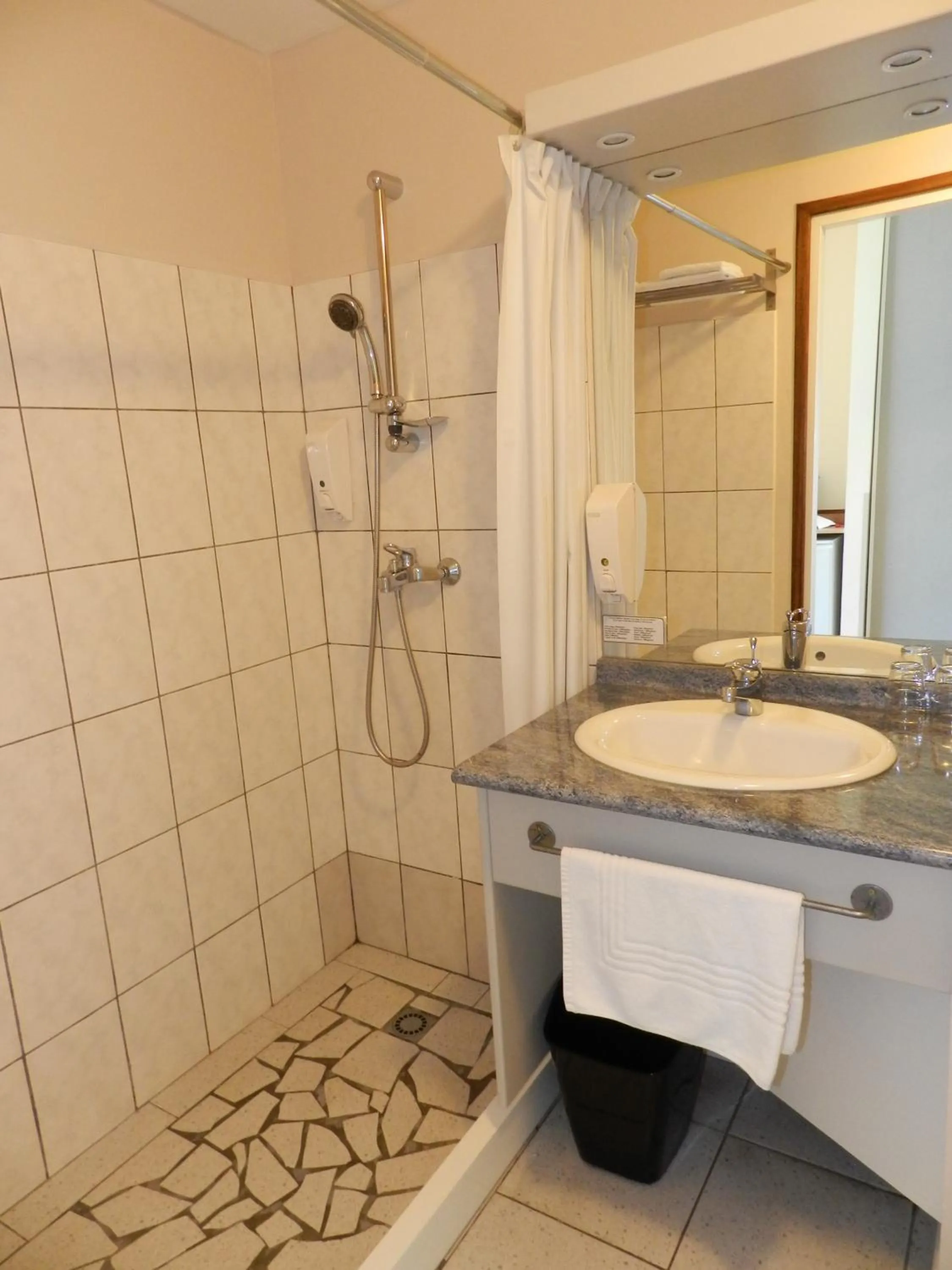 Bathroom in Tahiti Airport Motel