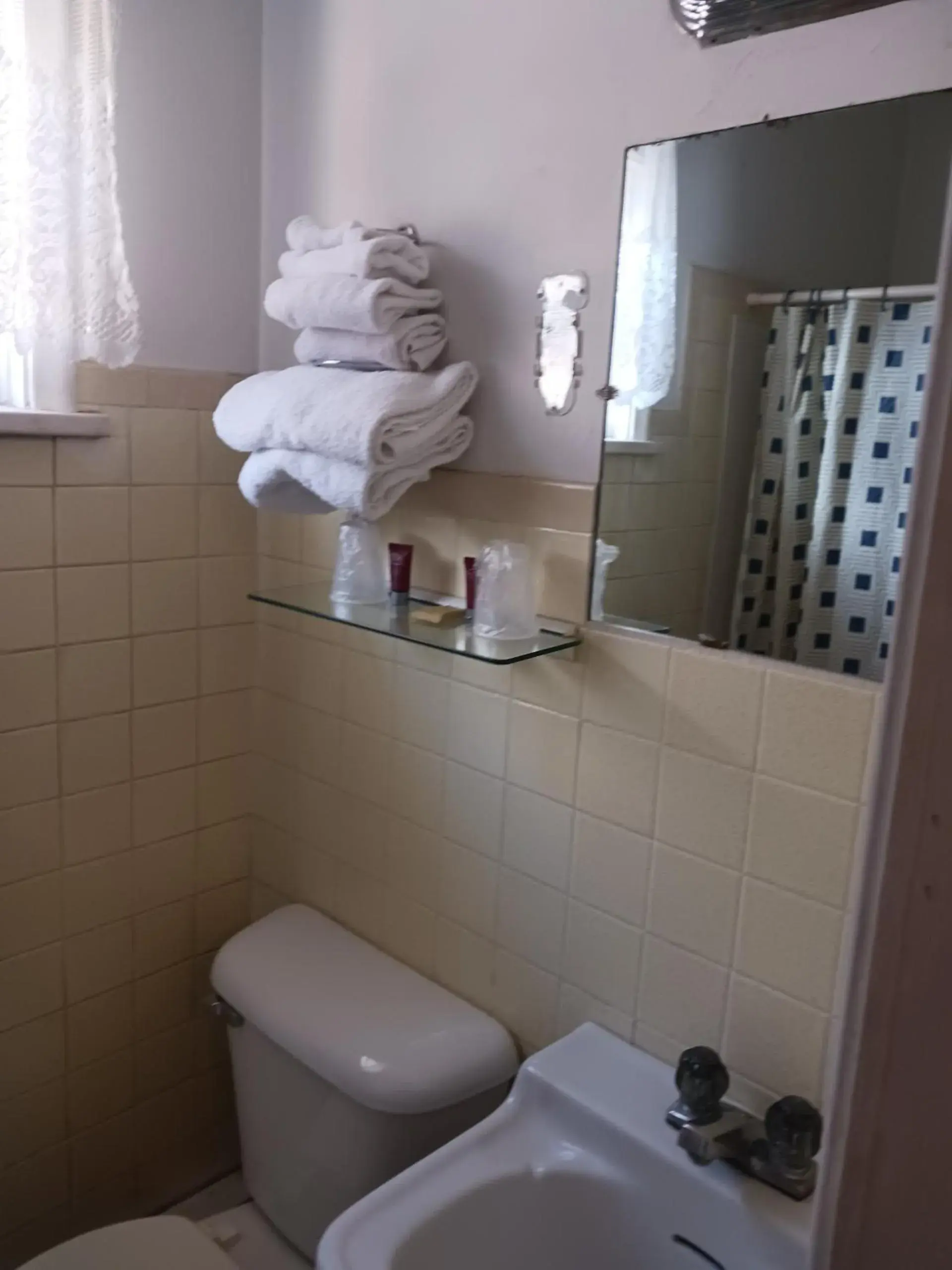 Standard One Queen Bed- Non- Smoking. - single occupancy in White Pine Motel Standard One Queen Bed- Non- Smoking. - single occupancy in White Pine Motel