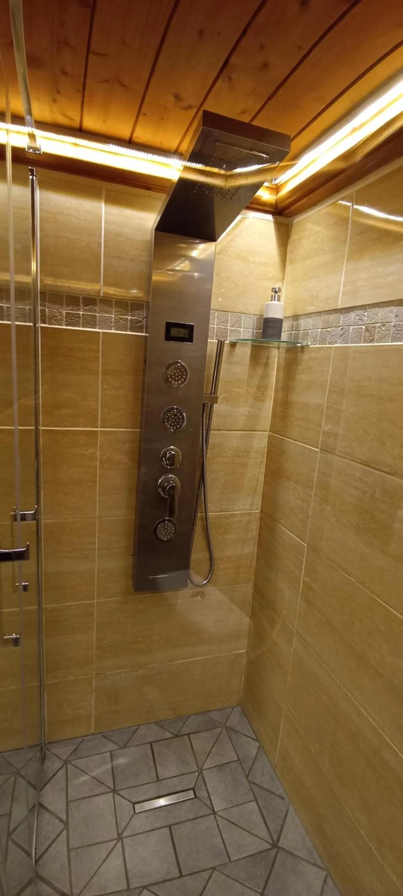 Shower in LOGE DE L'OPERA