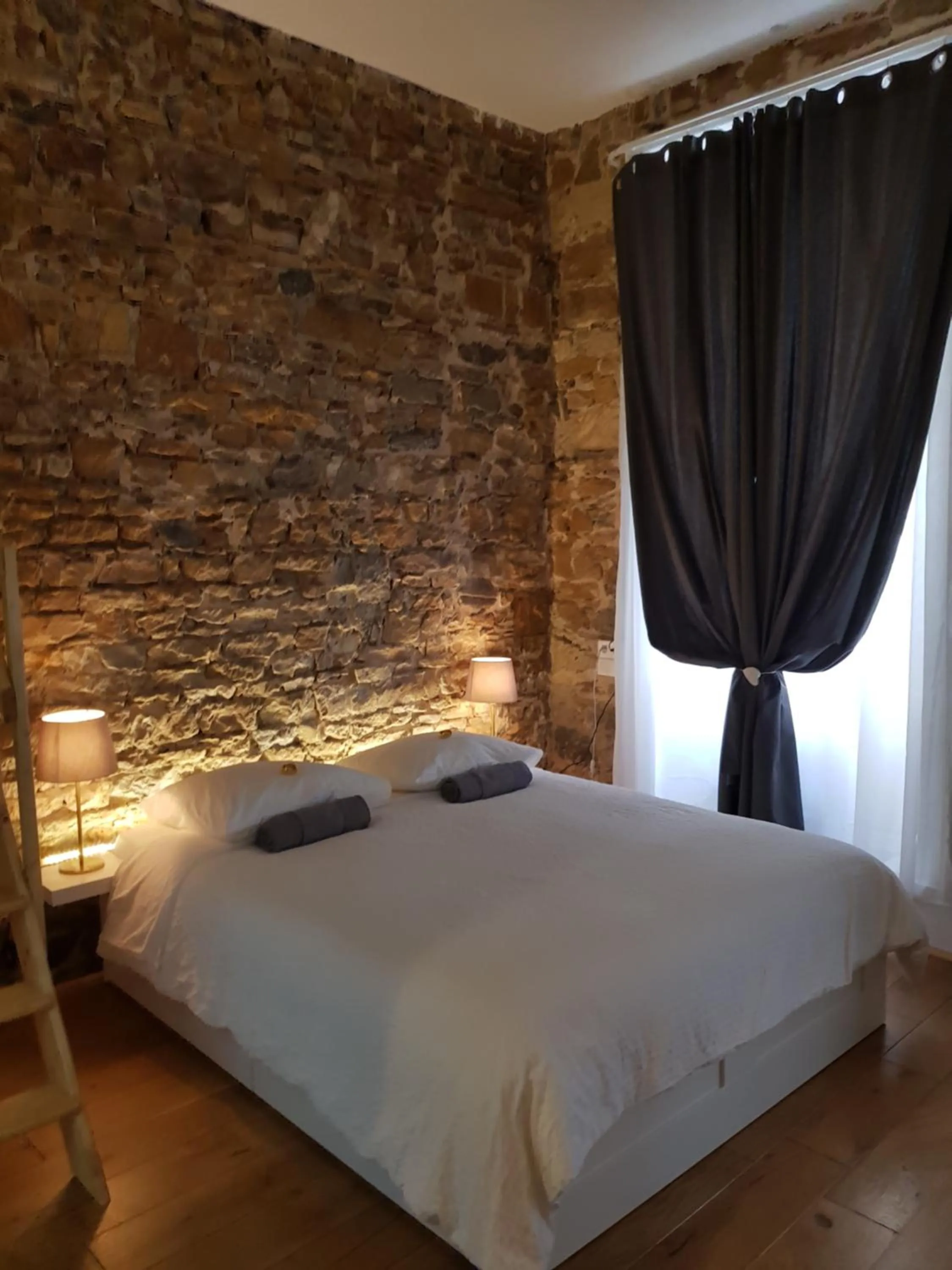 Bed in LOGE DE L'OPERA