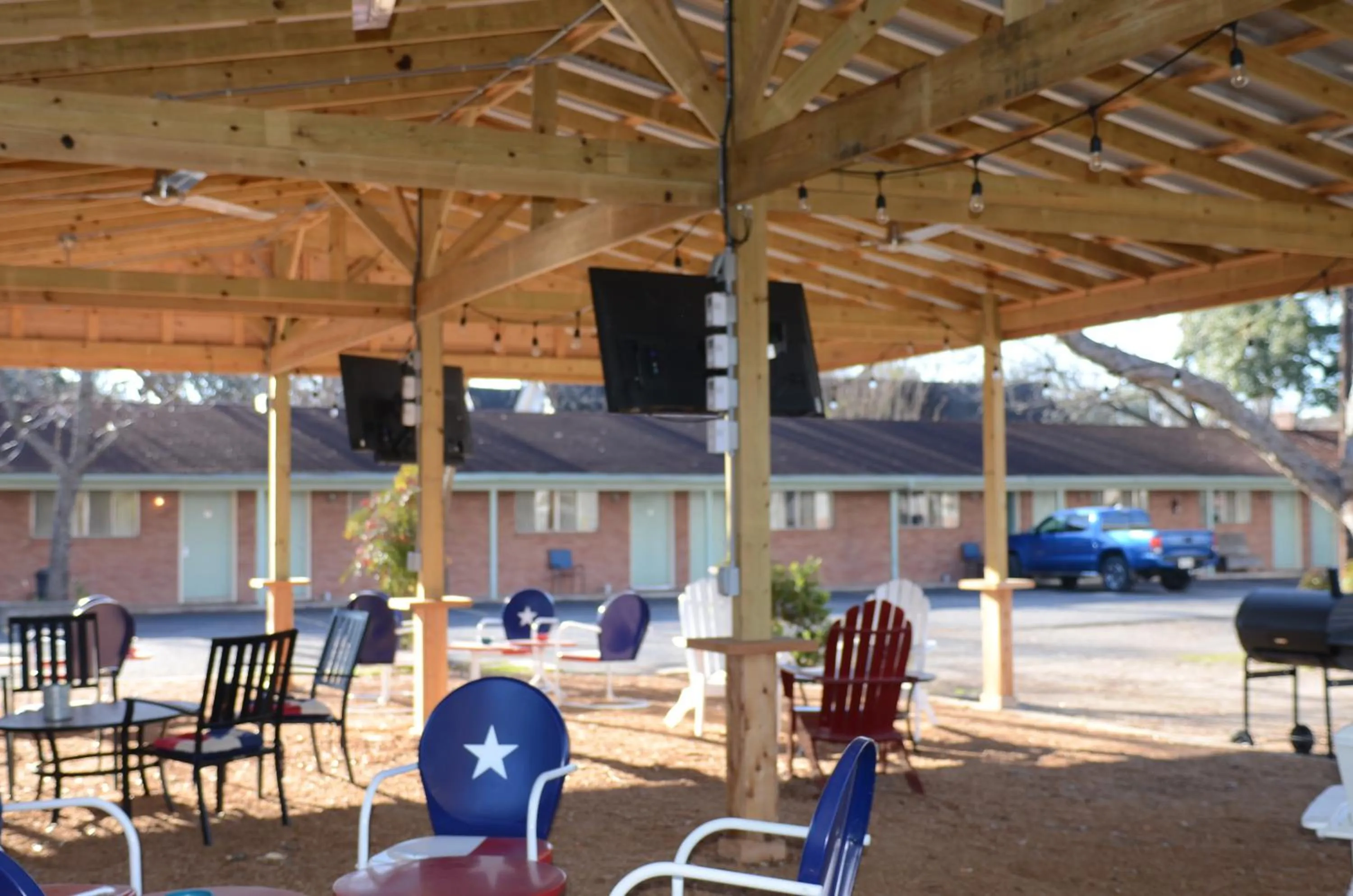 Property building in The Oak Motel