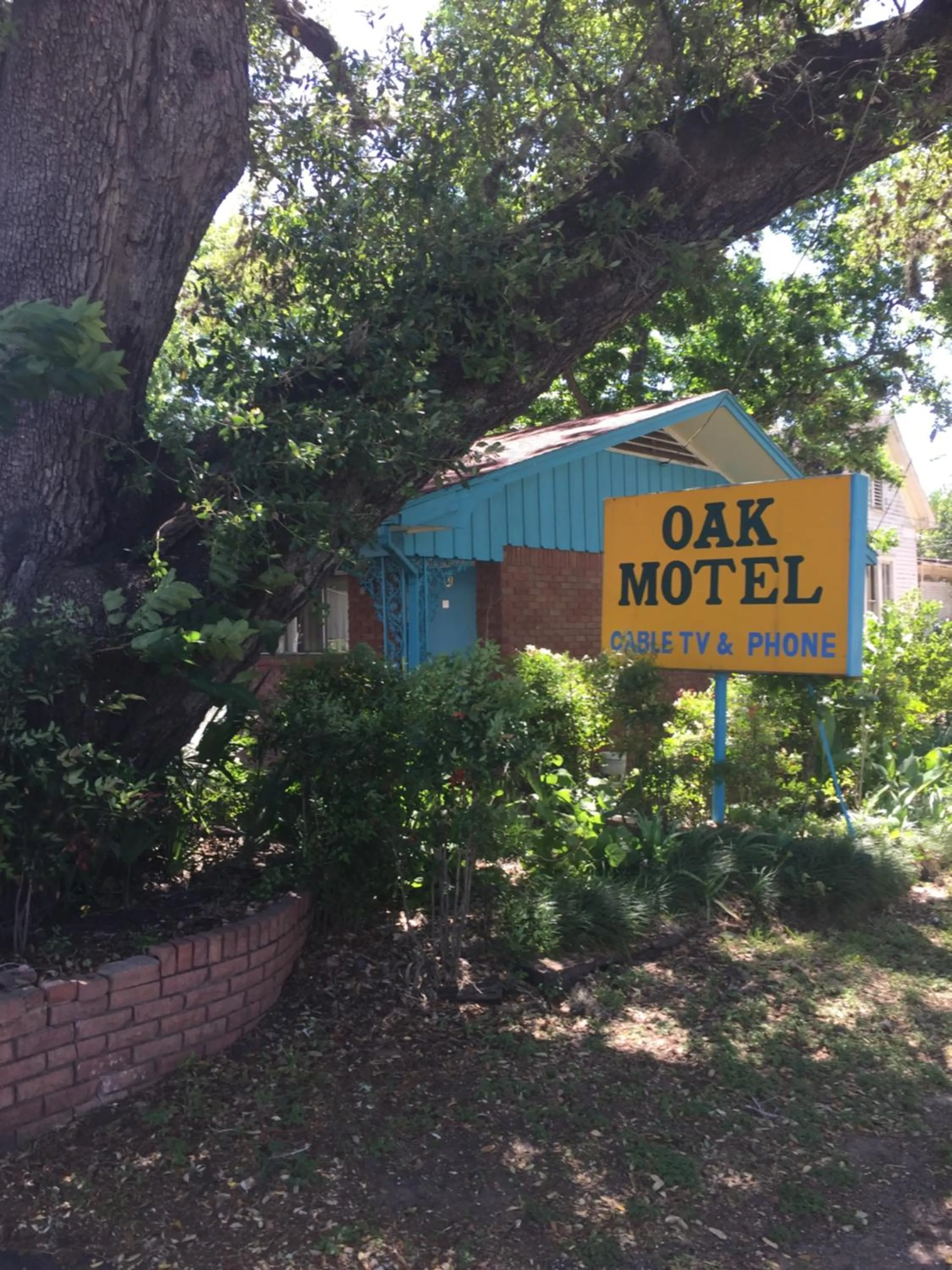 Facade/entrance in The Oak Motel