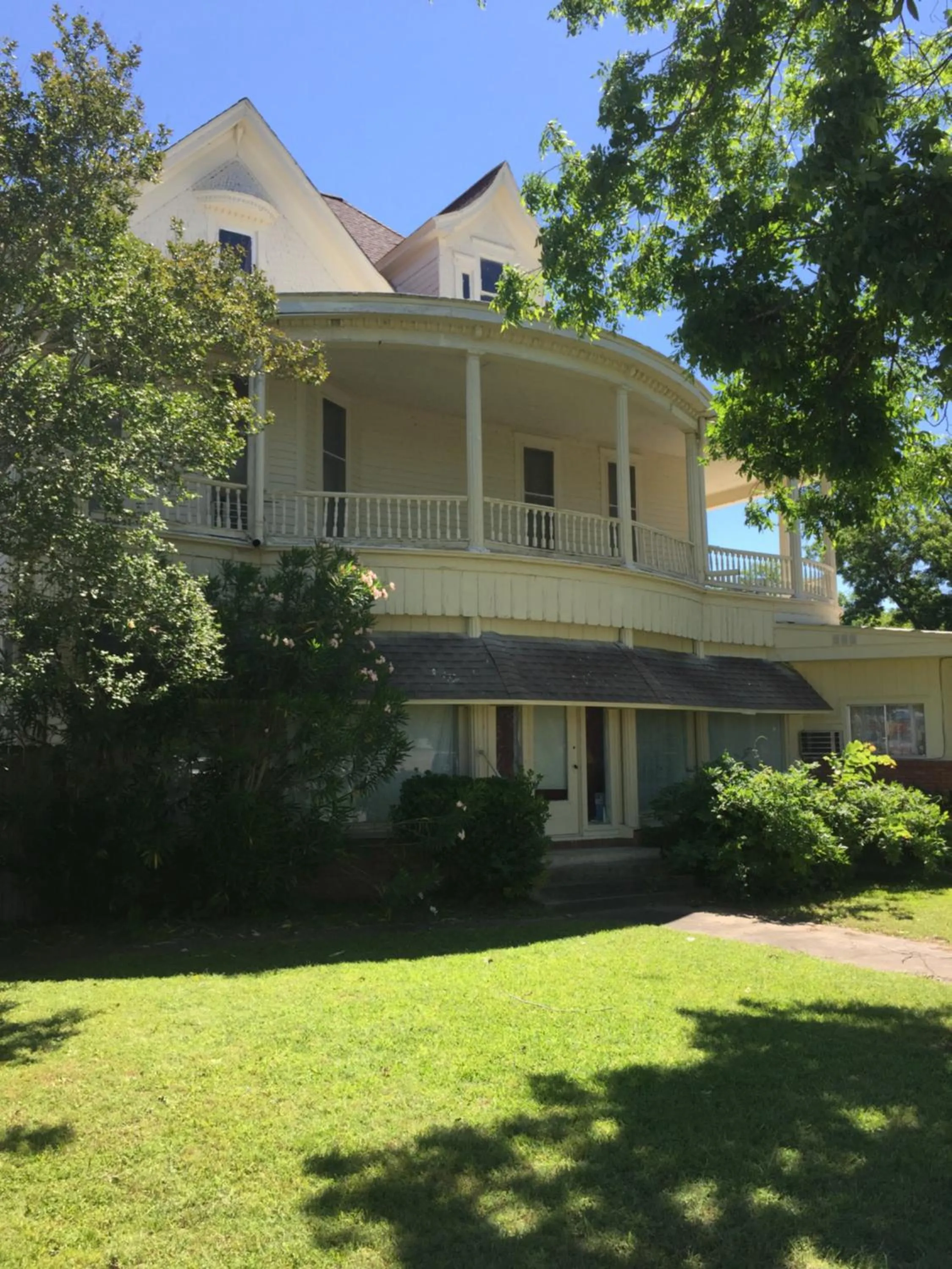 Property building in The Oak Motel