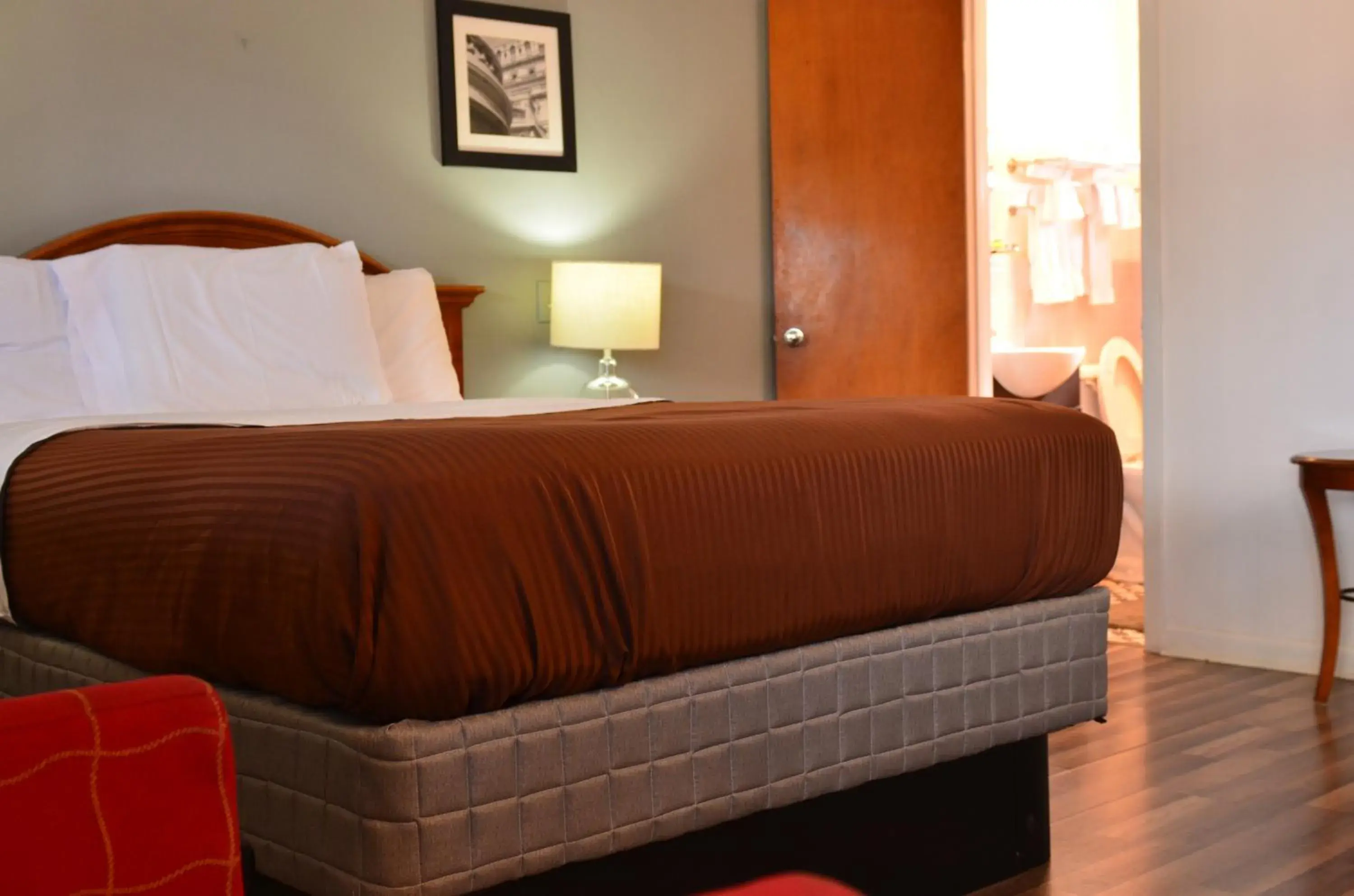 Queen Room in The Oak Motel Queen Room in The Oak Motel