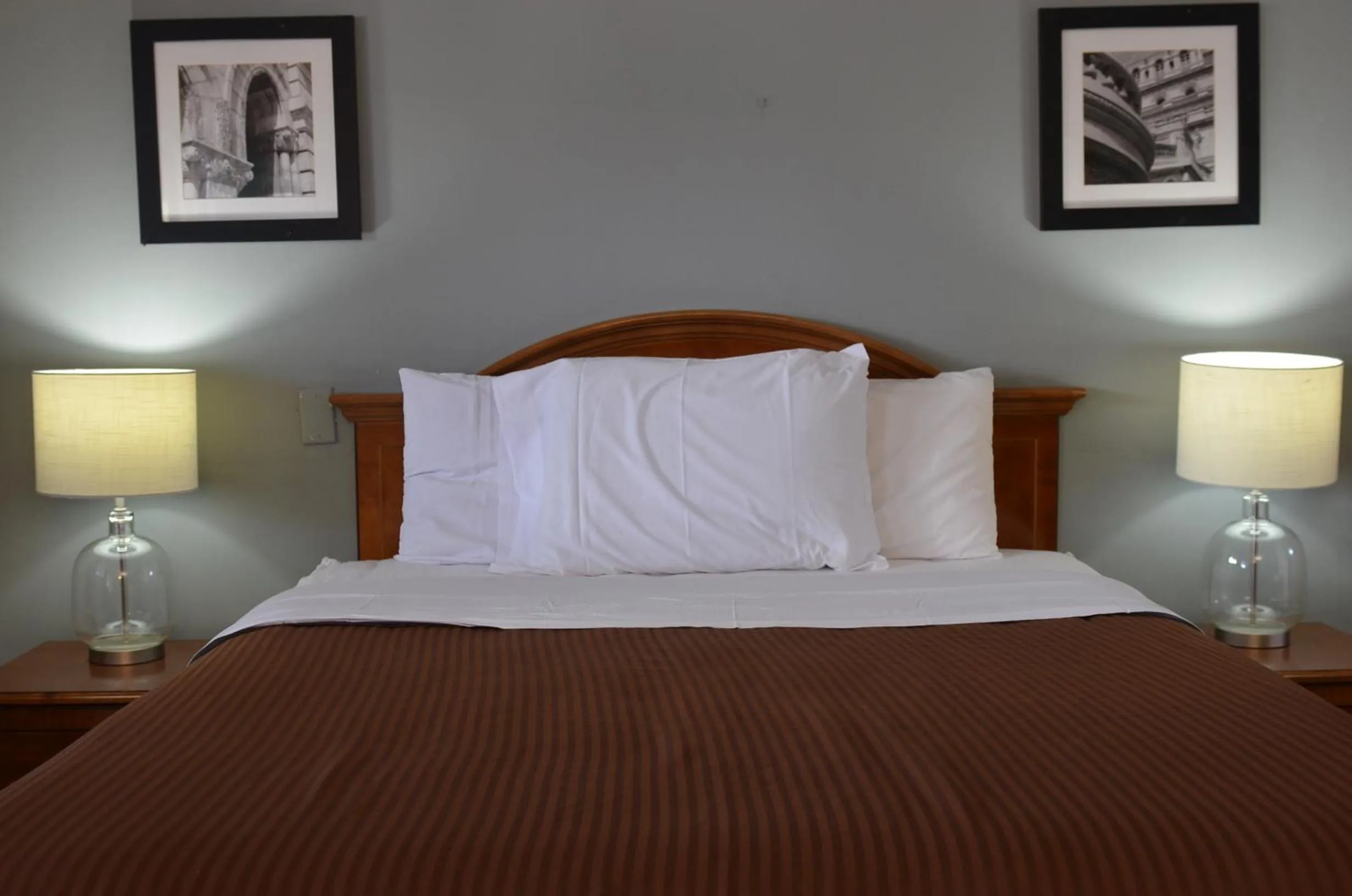 Bed in The Oak Motel