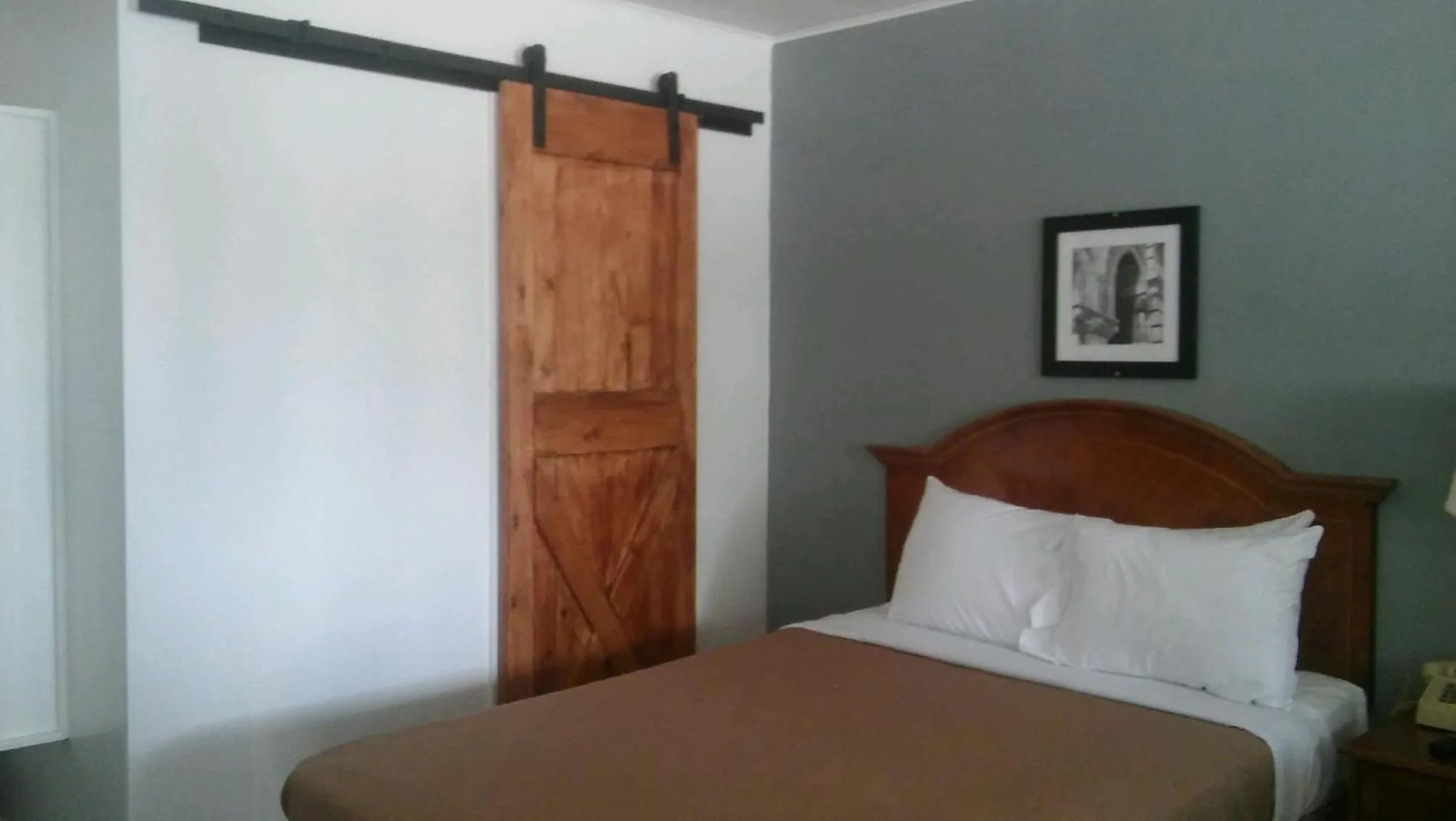 Bed in The Oak Motel