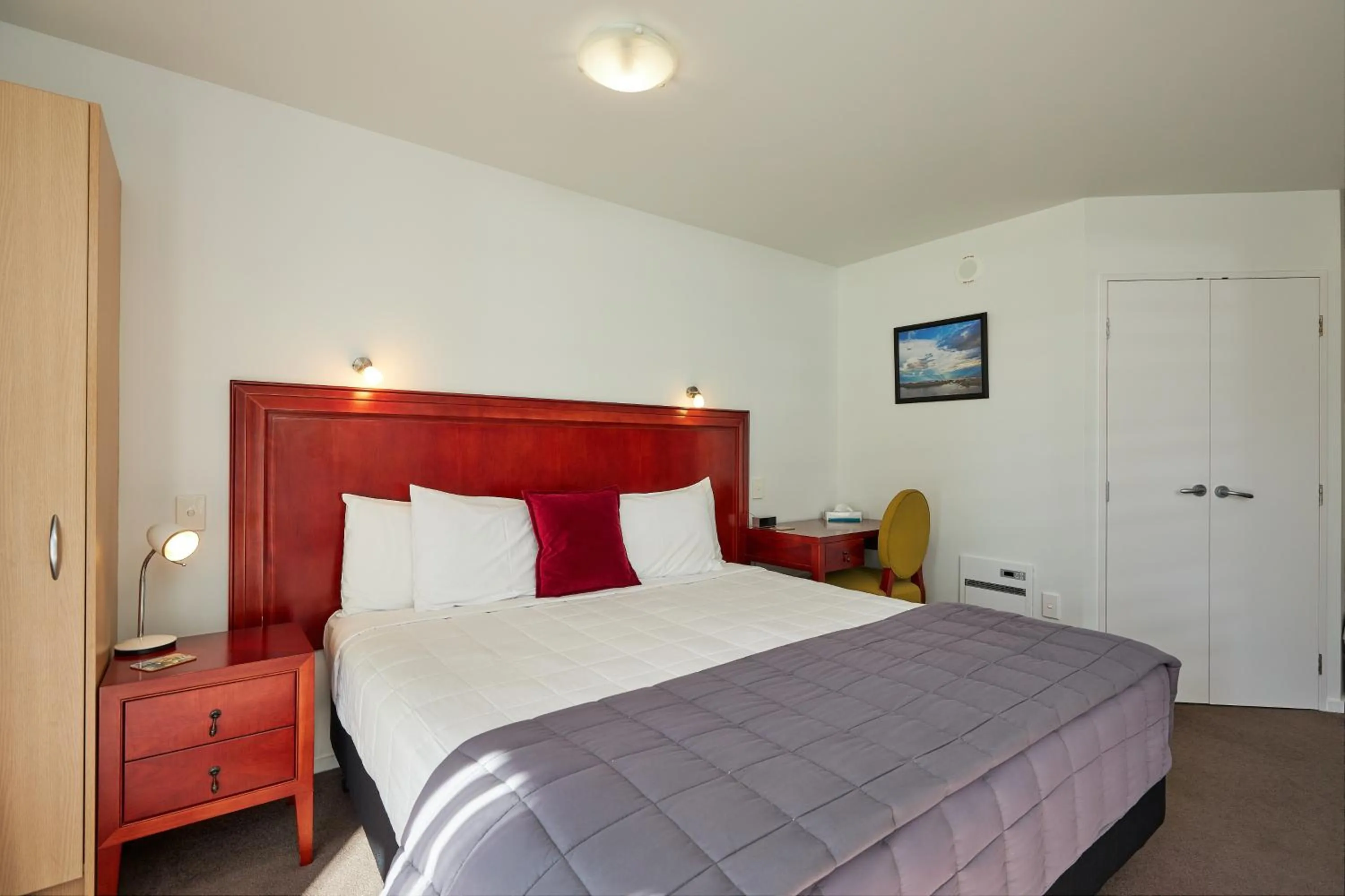 Photo of the whole room, Bed in Kaikoura Quality Suites