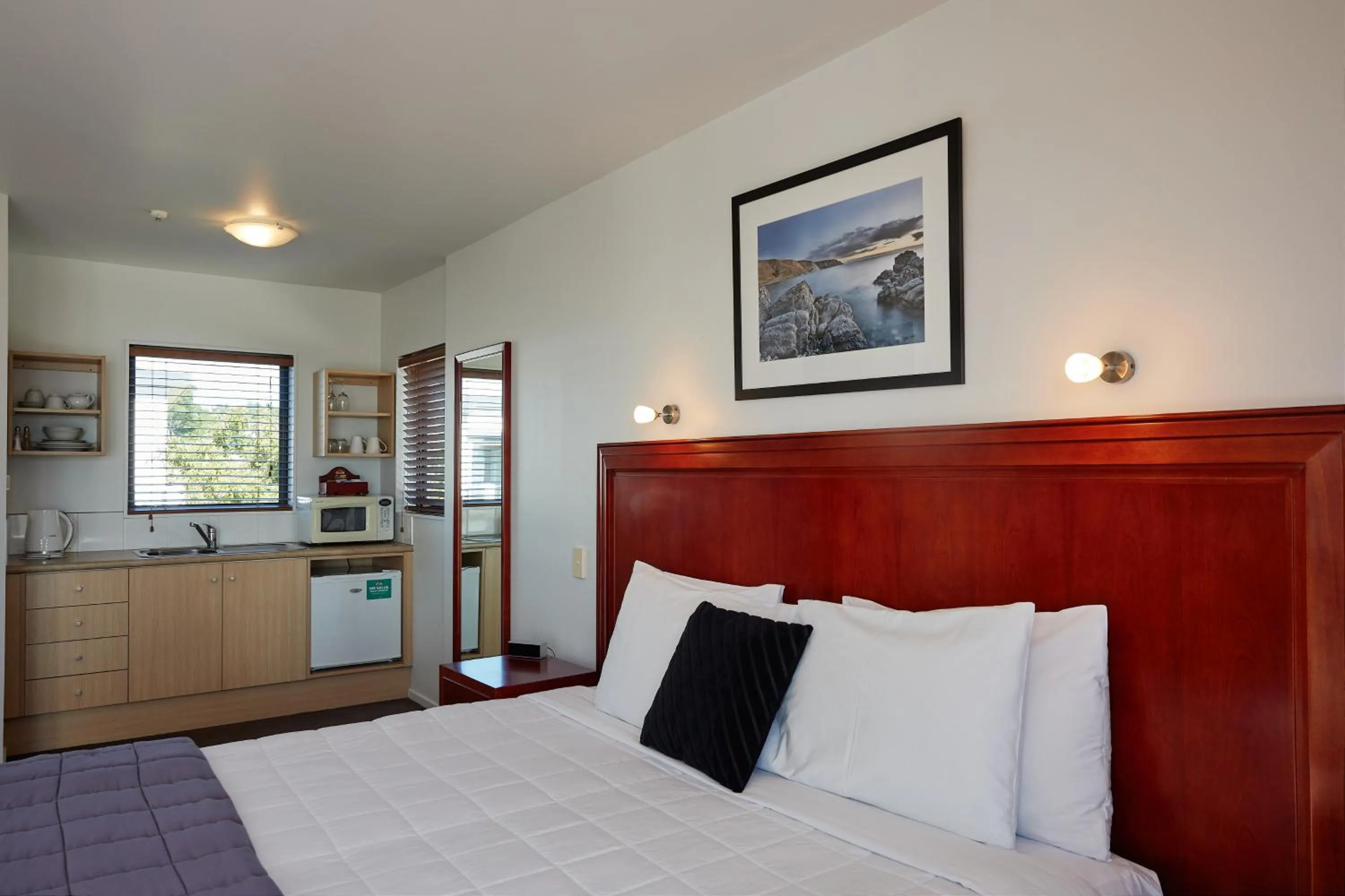 Photo of the whole room, Bed in Kaikoura Quality Suites