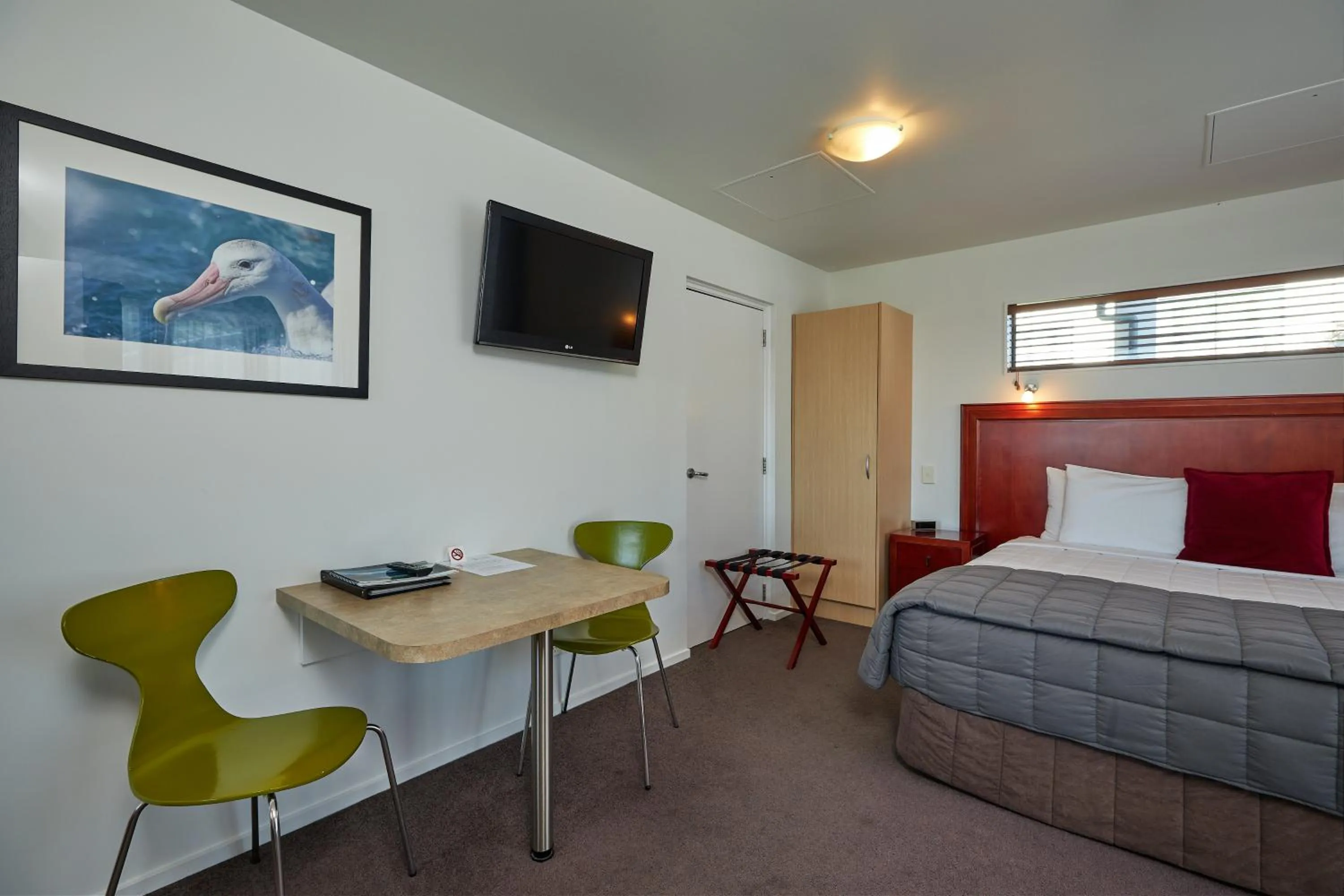 Photo of the whole room, Bed in Kaikoura Quality Suites