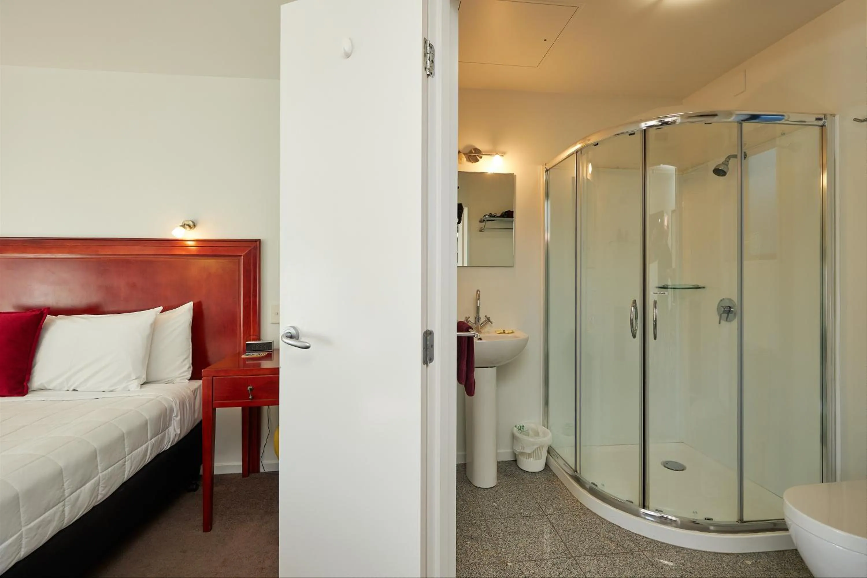 Bathroom, Bed in Kaikoura Quality Suites