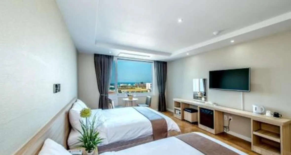 Communal lounge/ TV room, Bed in Jeju In Hotel