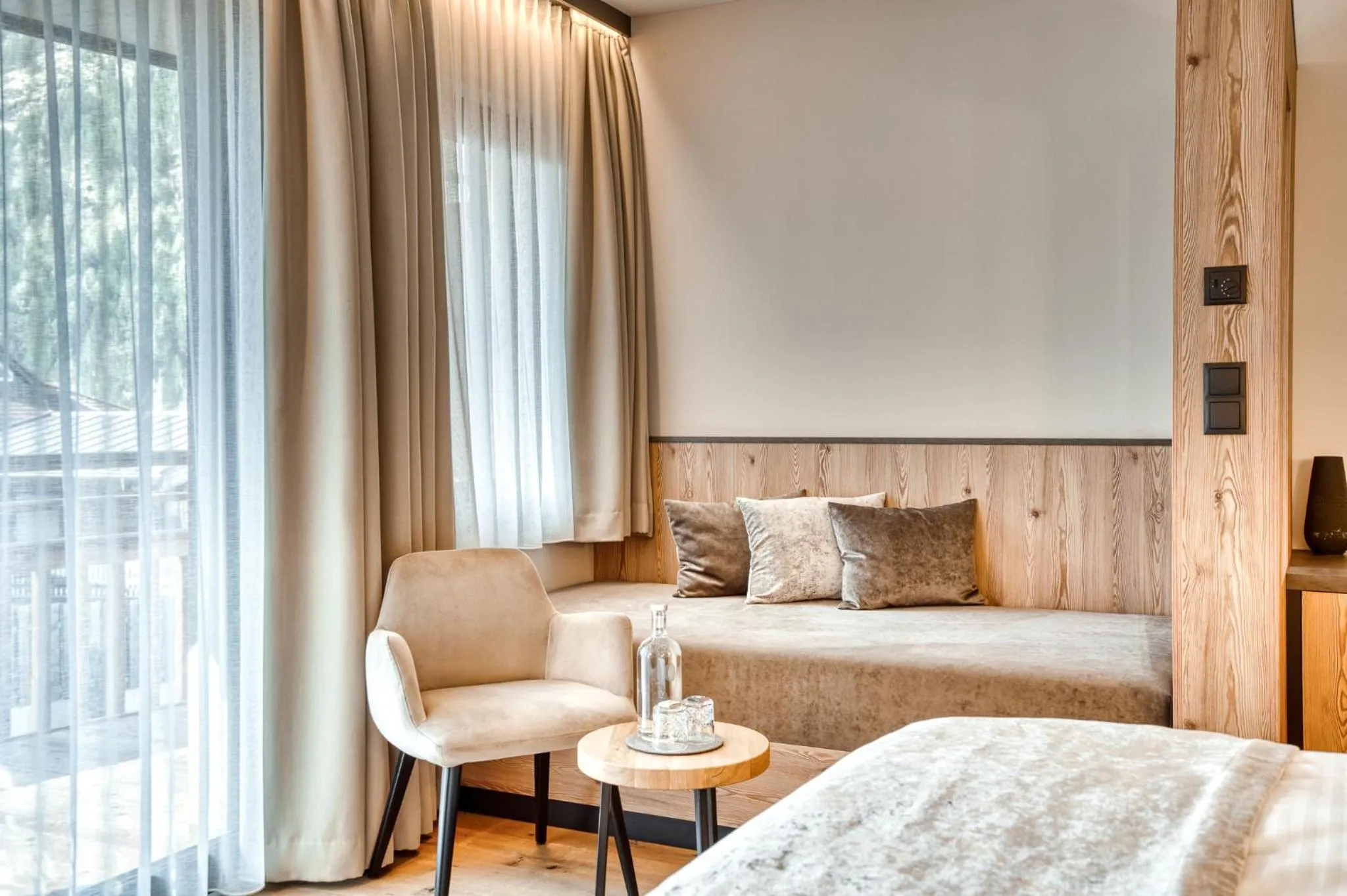 Seating area, Bed in Hotel habicher hof 4-Sterne-Superior