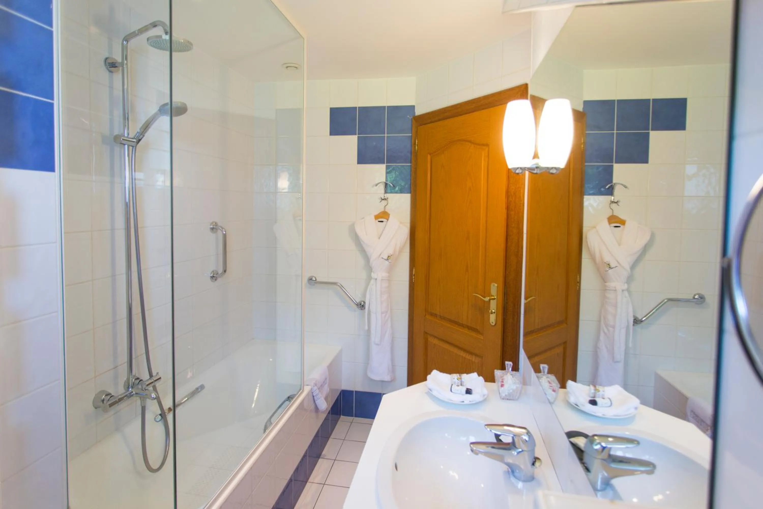 Bathroom in Hôtel Restaurant Du Port