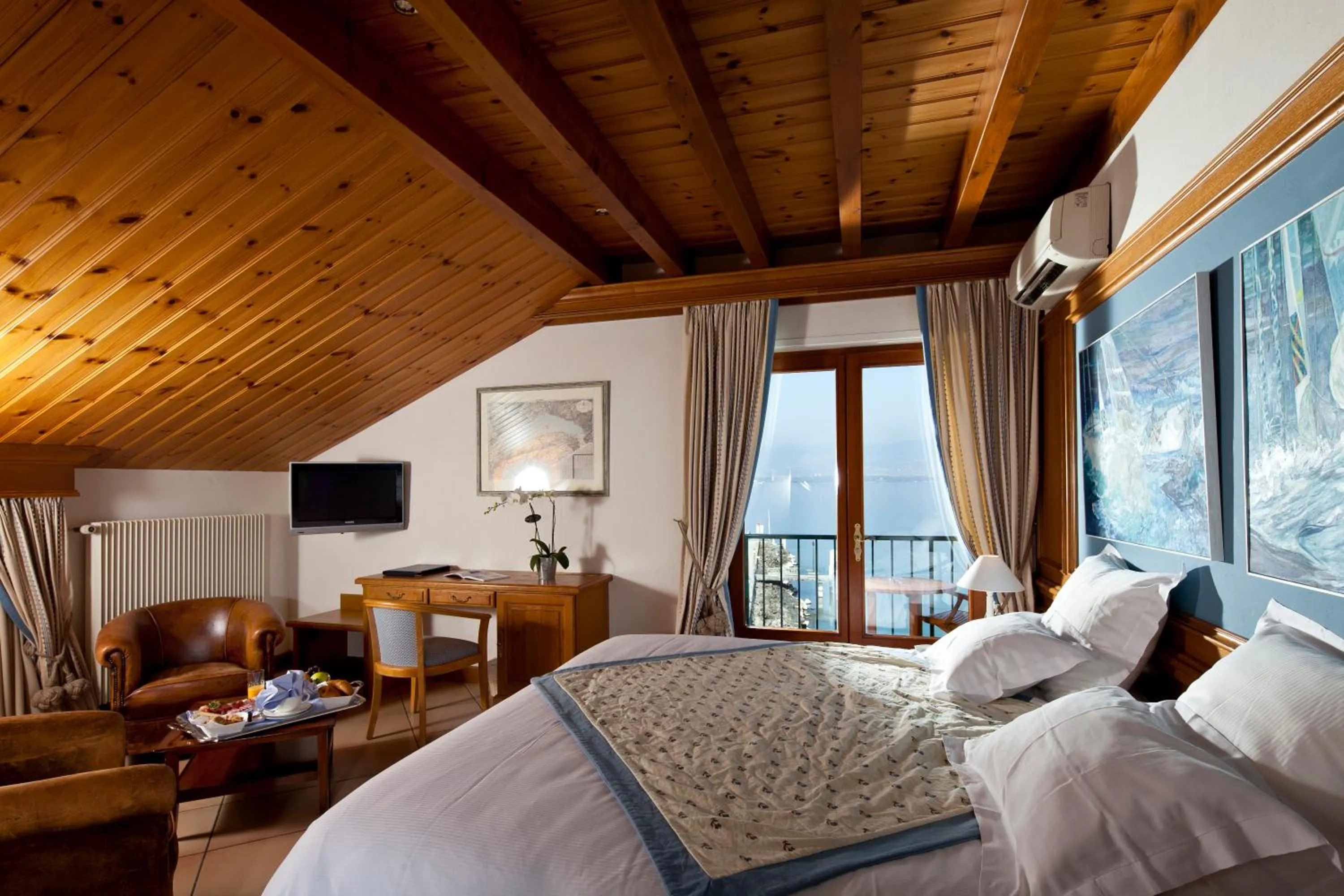 Photo of the whole room, Bed in Hôtel Restaurant Du Port