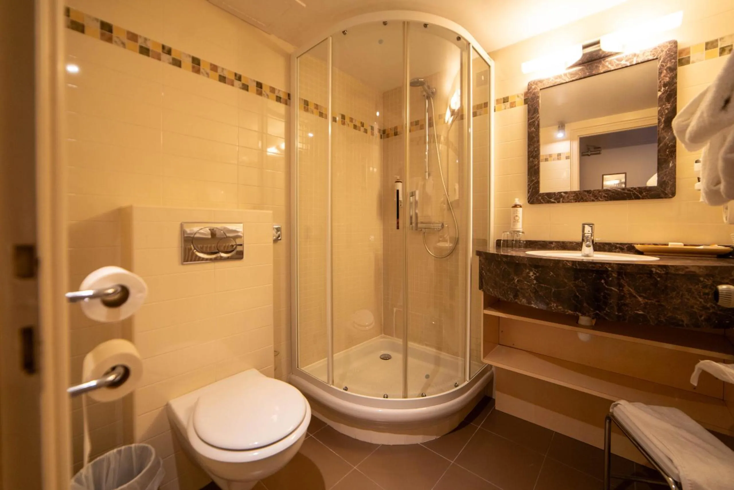 Shower in Hôtel Wilson - Teritoria