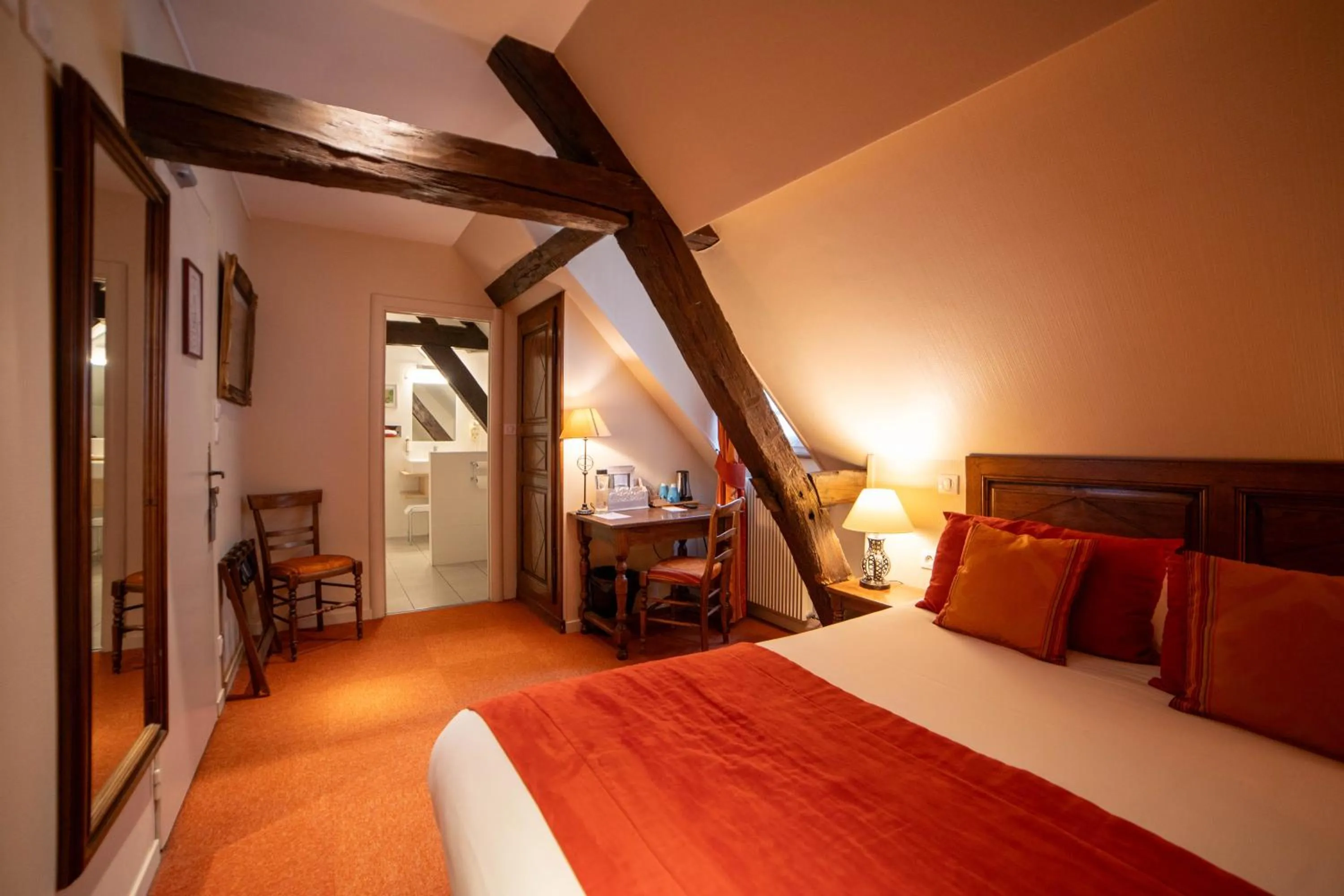 Bathroom, Bed in Hôtel Wilson - Teritoria