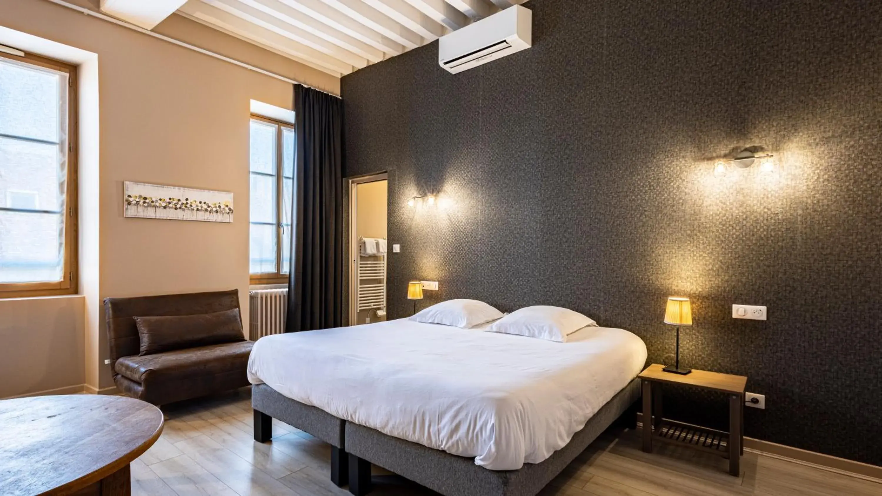 Twin Room in Logis Hostellerie Bressane Twin Room in Logis Hostellerie Bressane