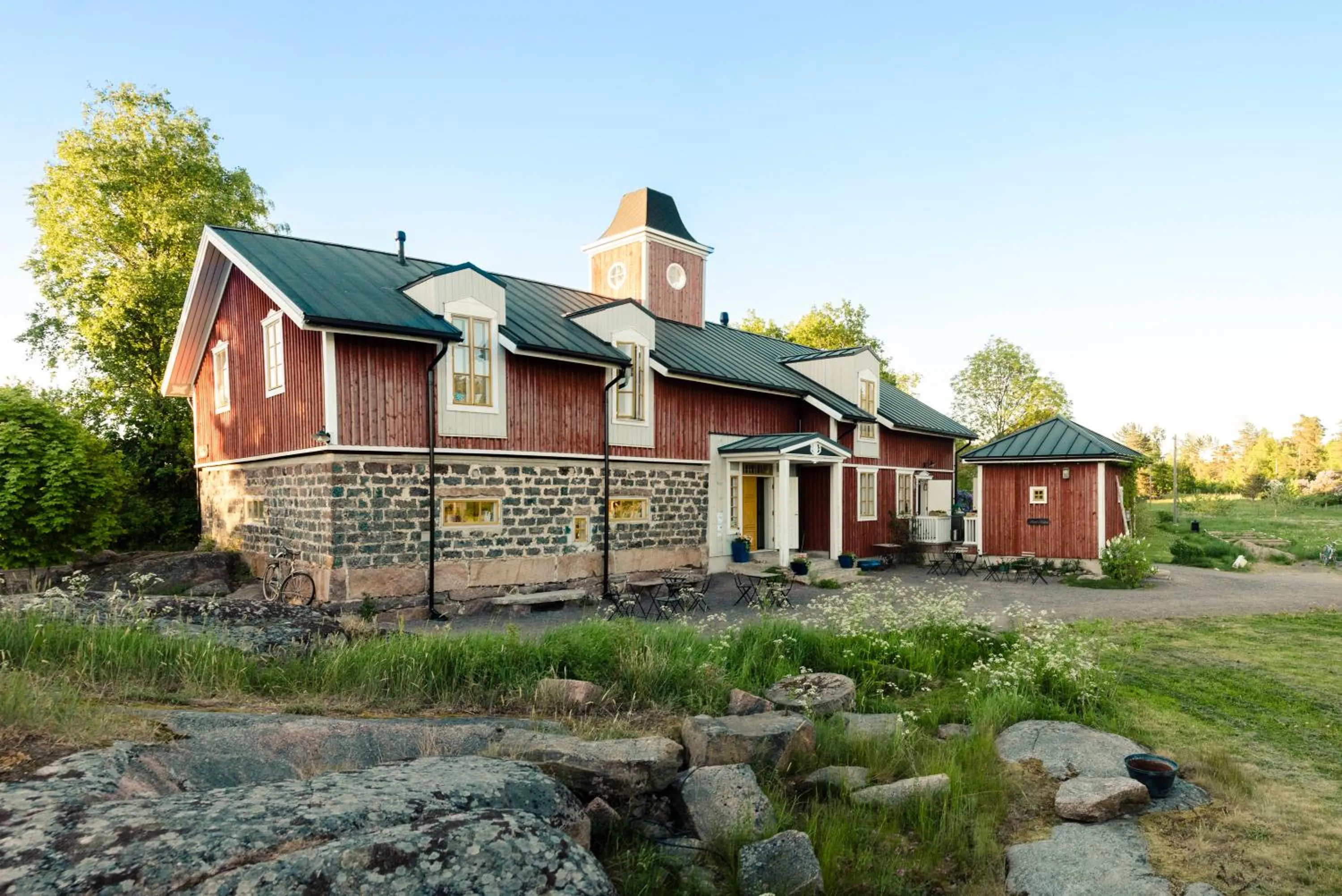 Property building in Hotel Nestor & Restaurant Back Pocket