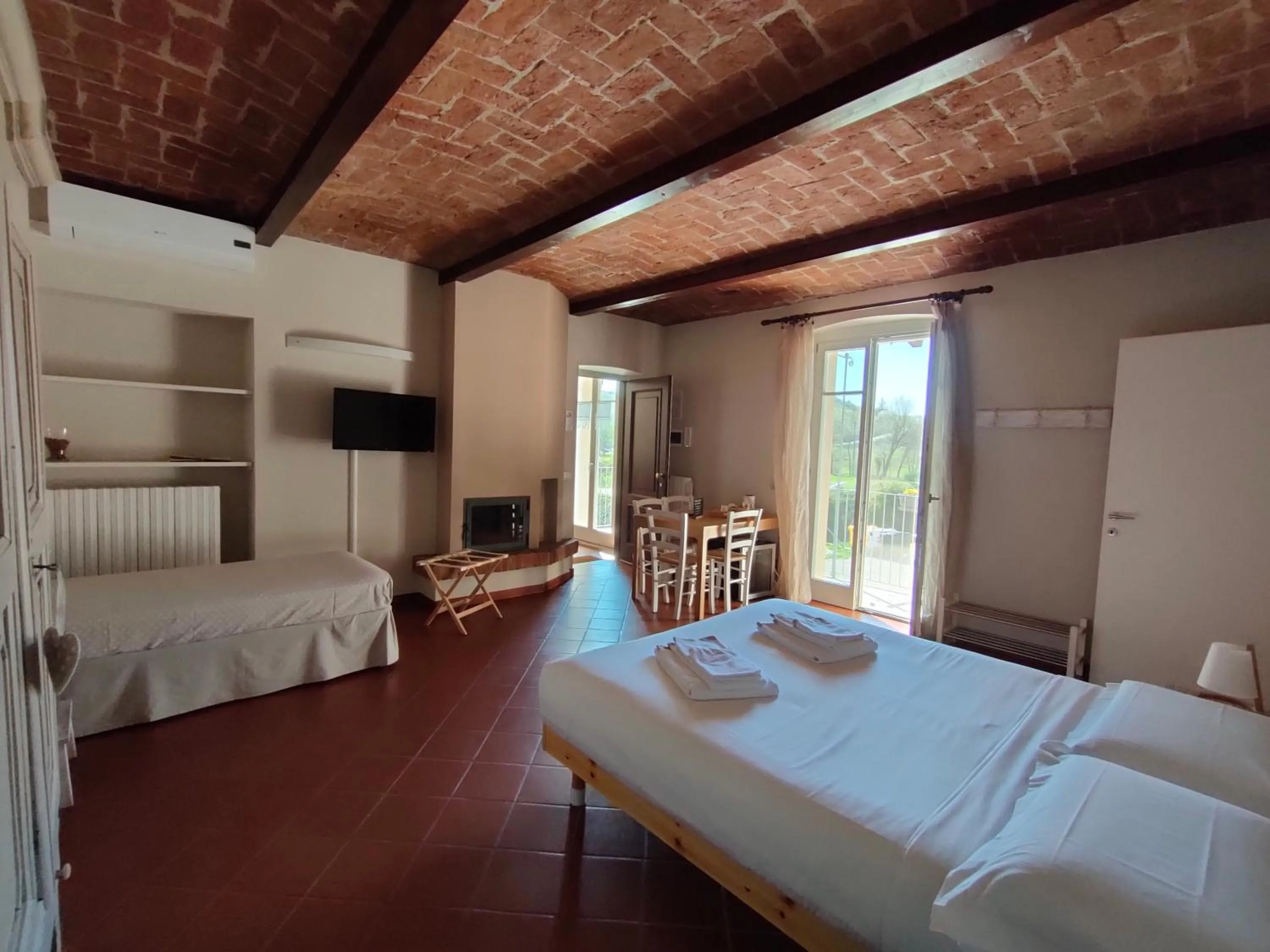 Photo of the whole room, Bed in Cascina BELLONUOVO