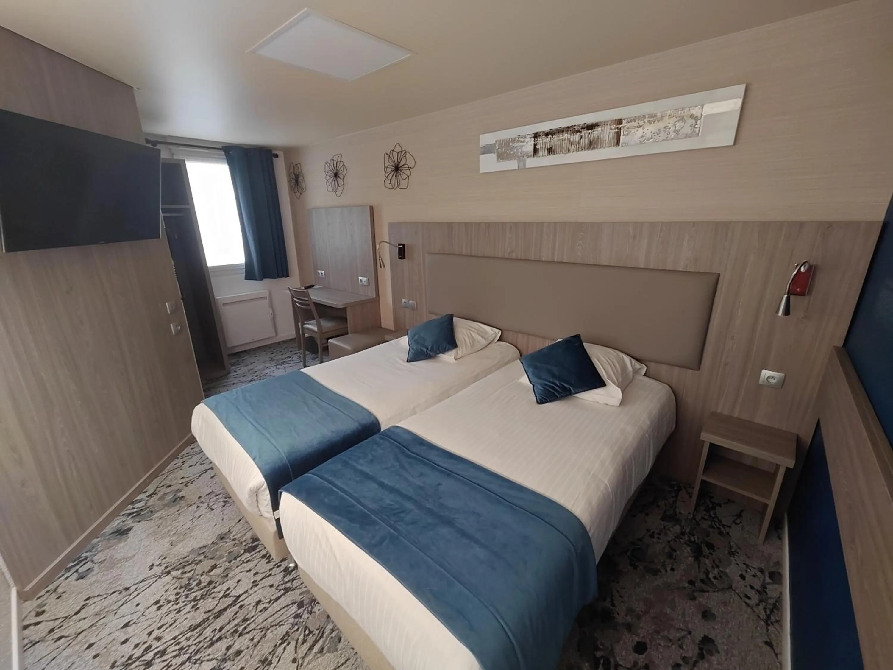 Photo of the whole room, Bed in The Originals City, Archotel, Sens