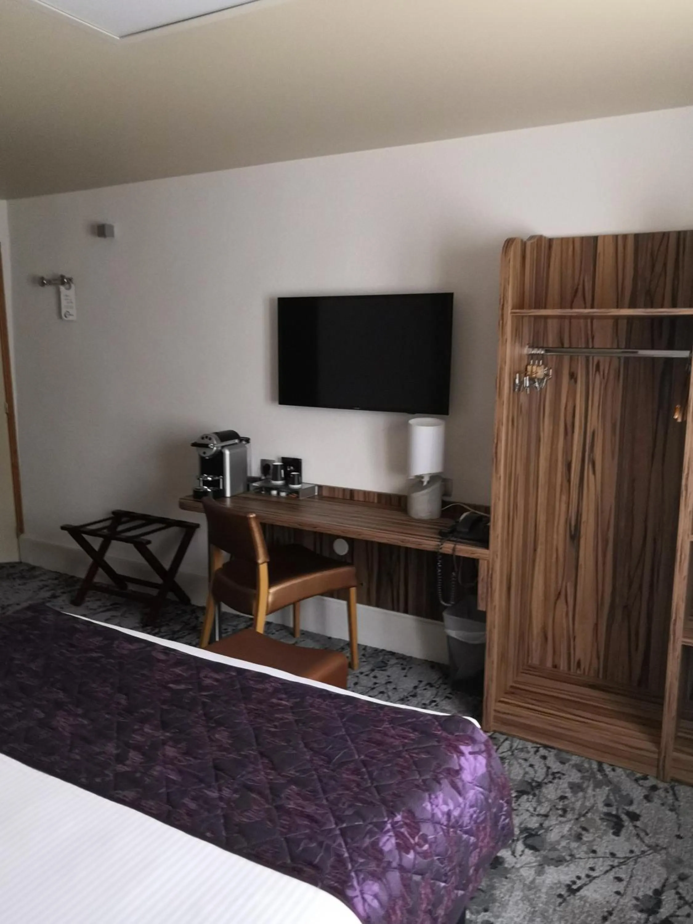 TV and multimedia, Bed in The Originals City, Archotel, Sens