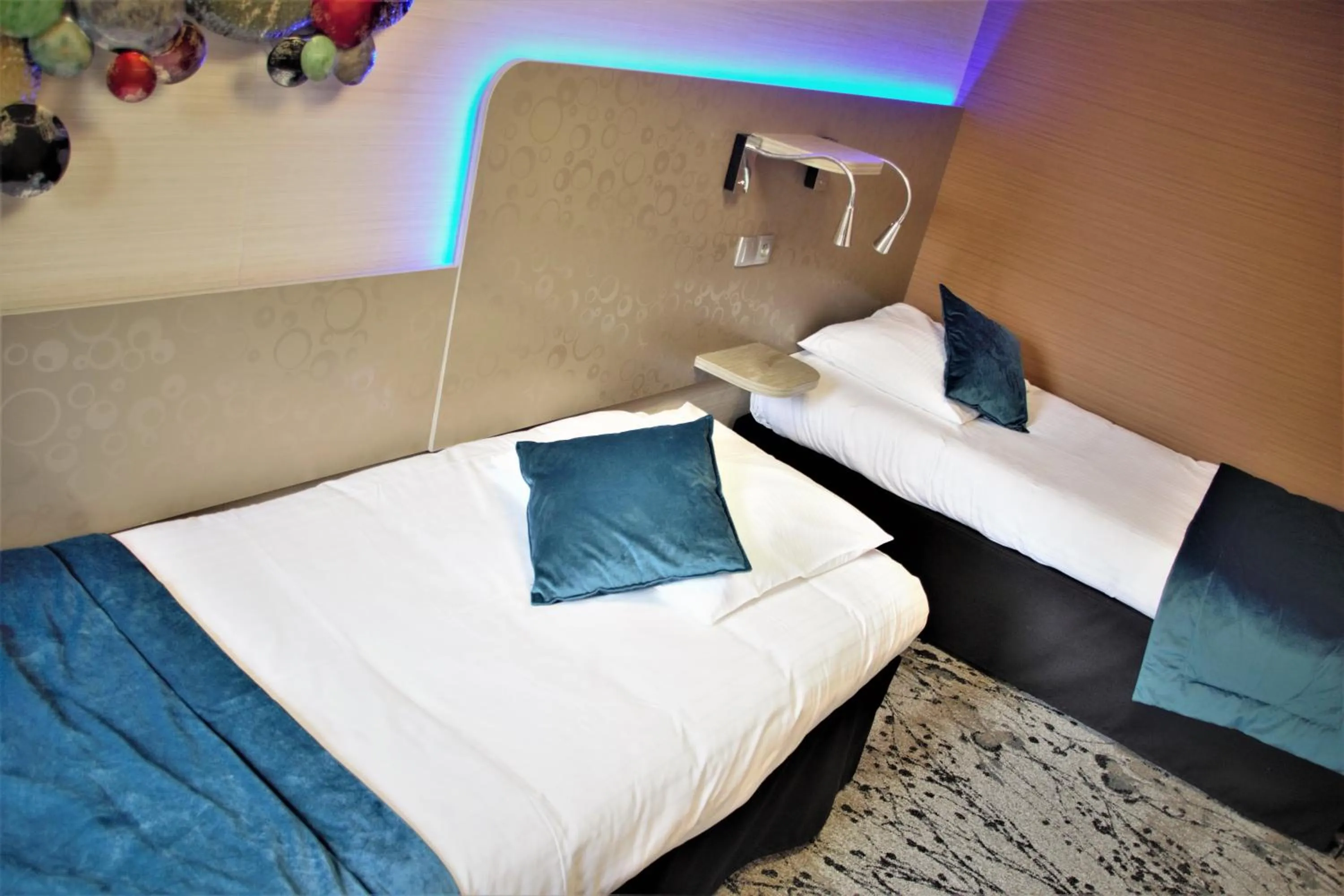 TV and multimedia, Bed in The Originals City, Archotel, Sens