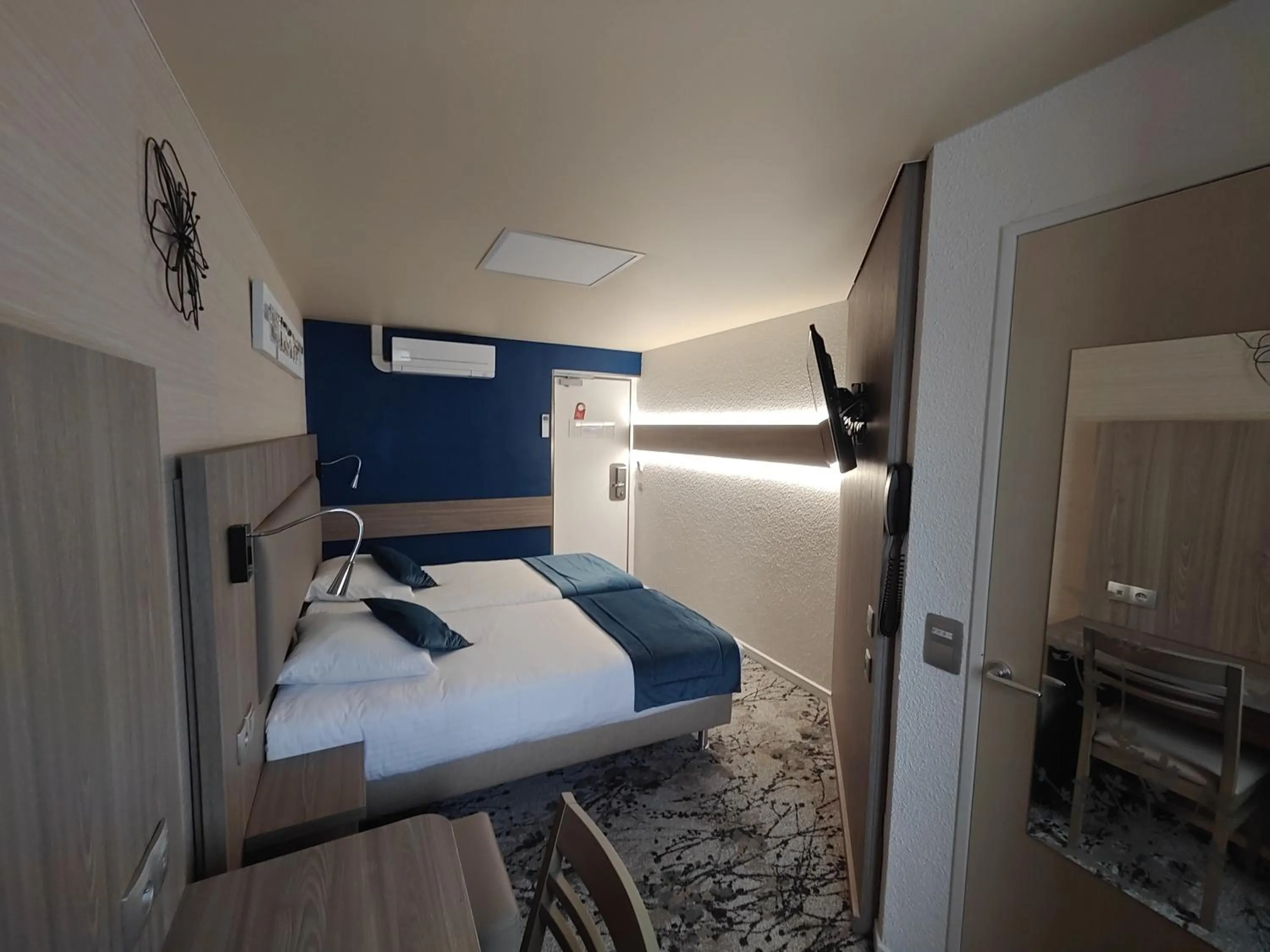 Photo of the whole room in The Originals City, Archotel, Sens