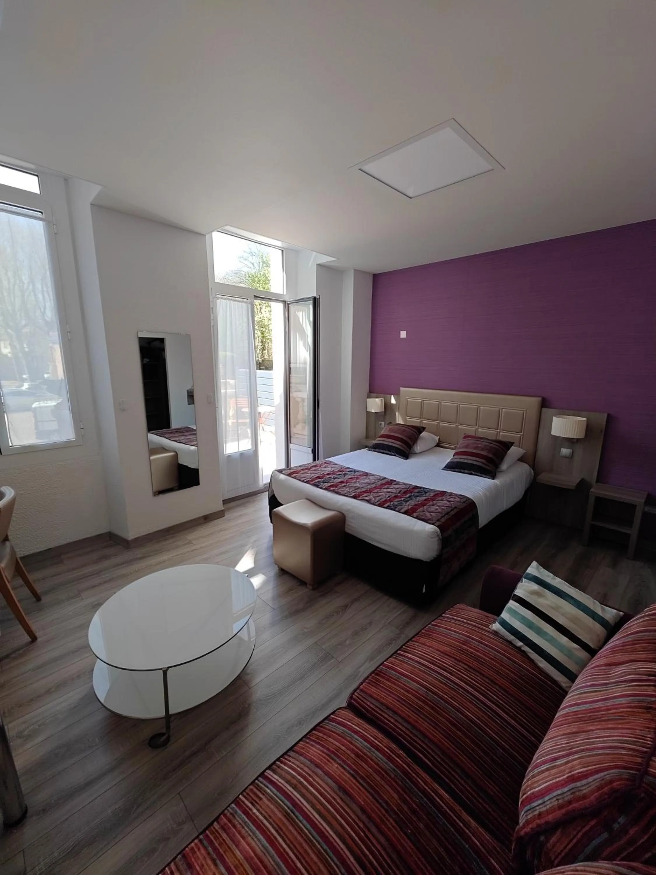 Photo of the whole room, Bed in The Originals City, Archotel, Sens