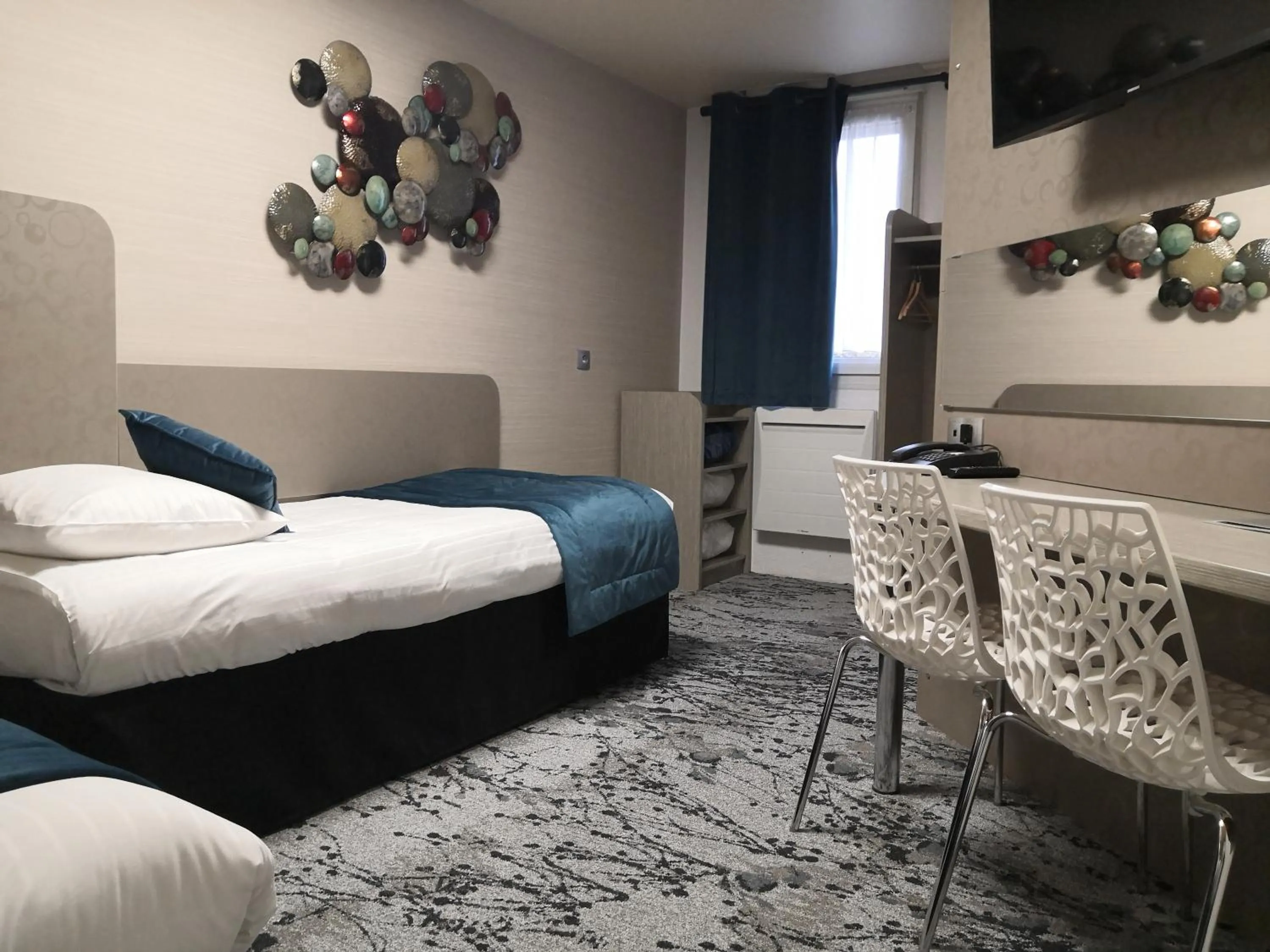 Photo of the whole room, Bed in The Originals City, Archotel, Sens