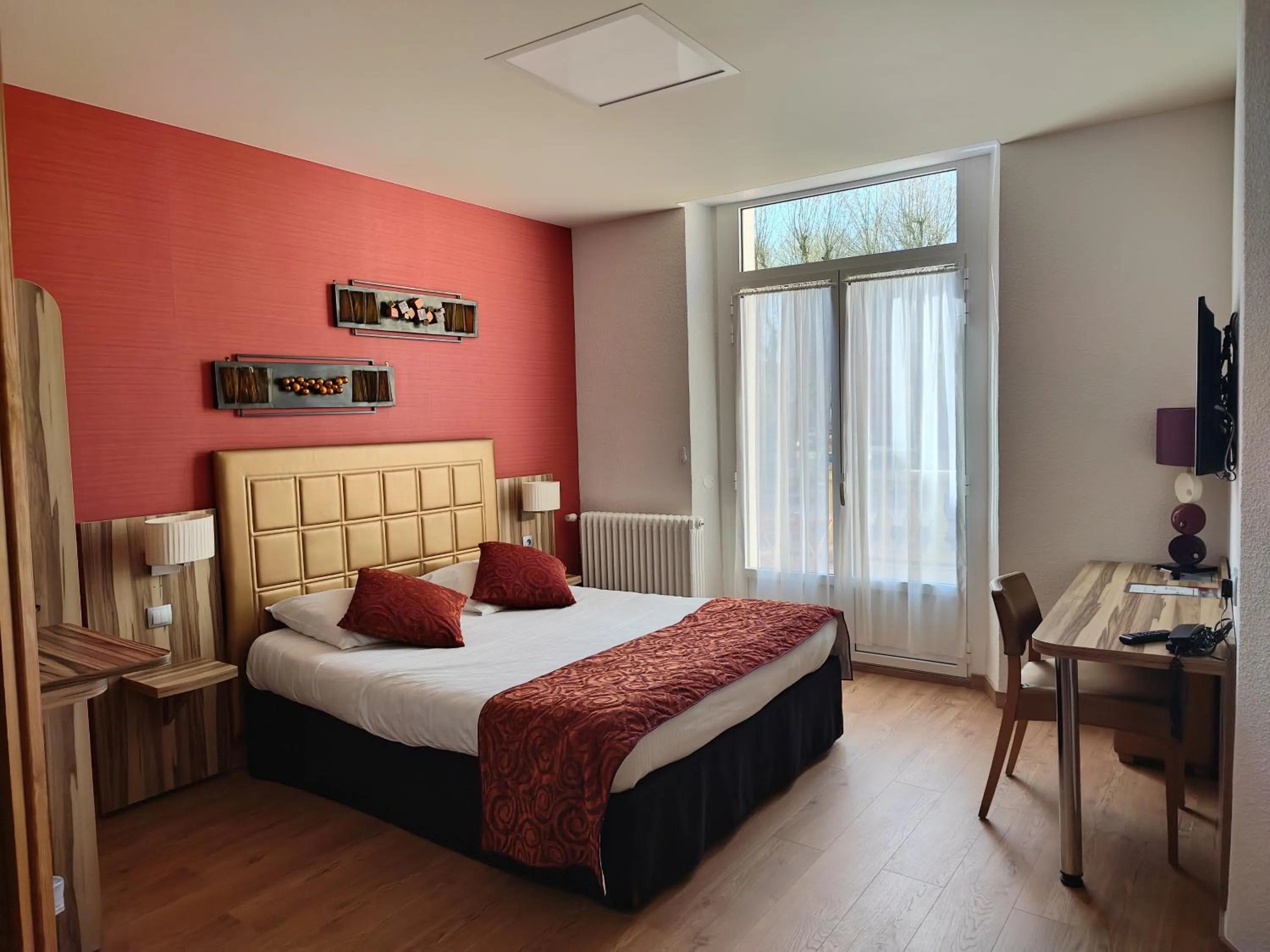 Photo of the whole room, Bed in The Originals City, Archotel, Sens