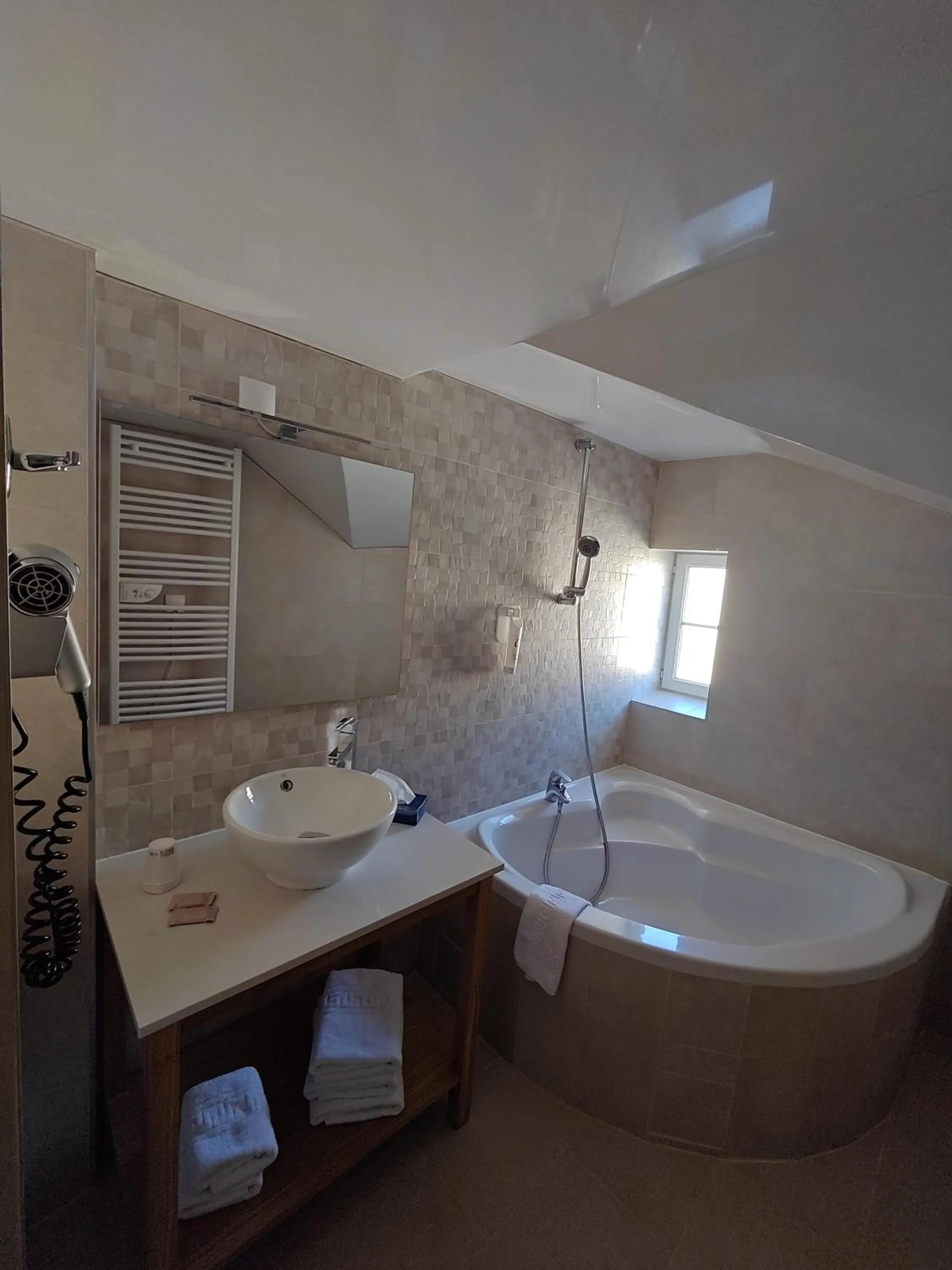 Bathroom in The Originals City, Archotel, Sens