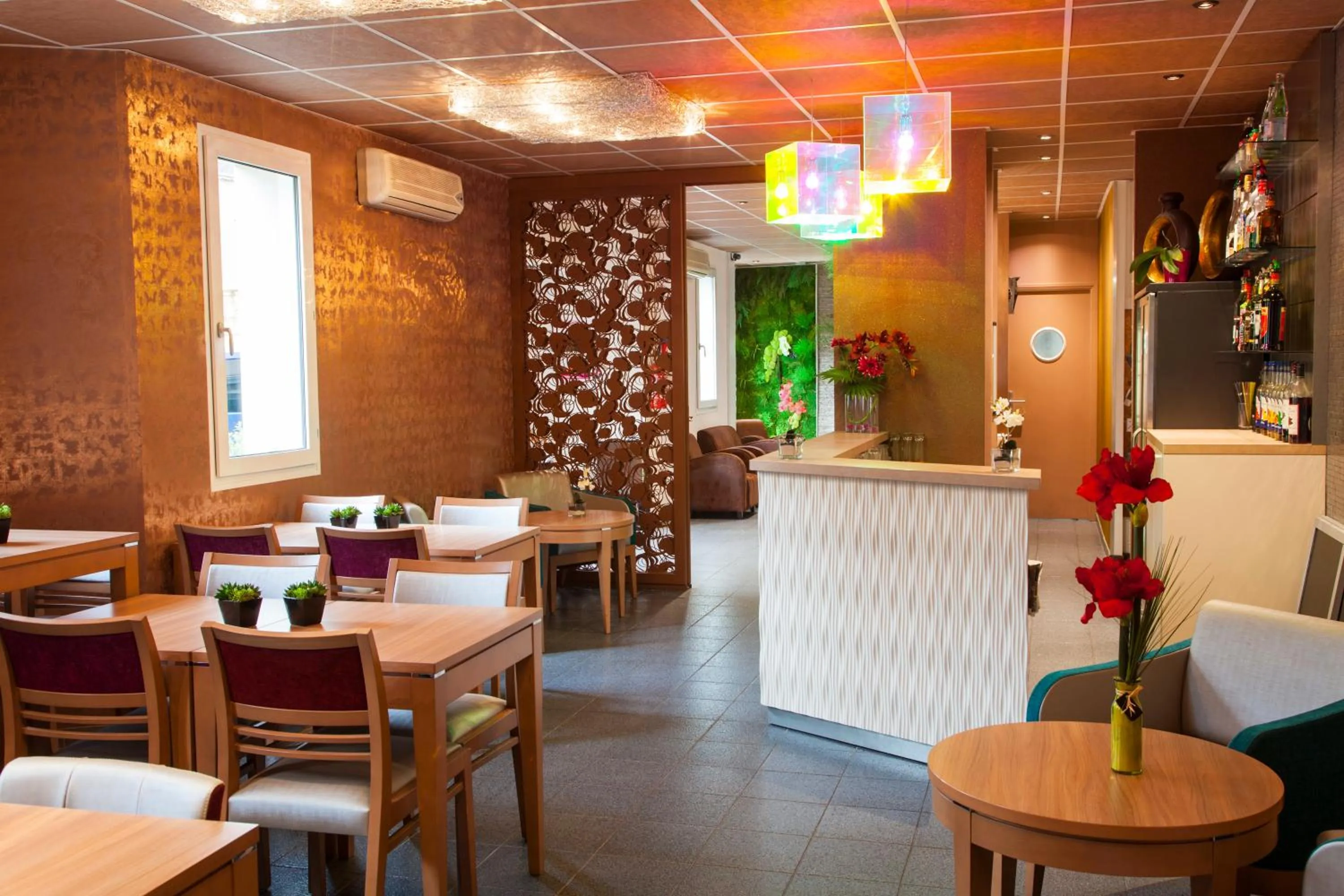 Lounge or bar in The Originals City, Archotel, Sens