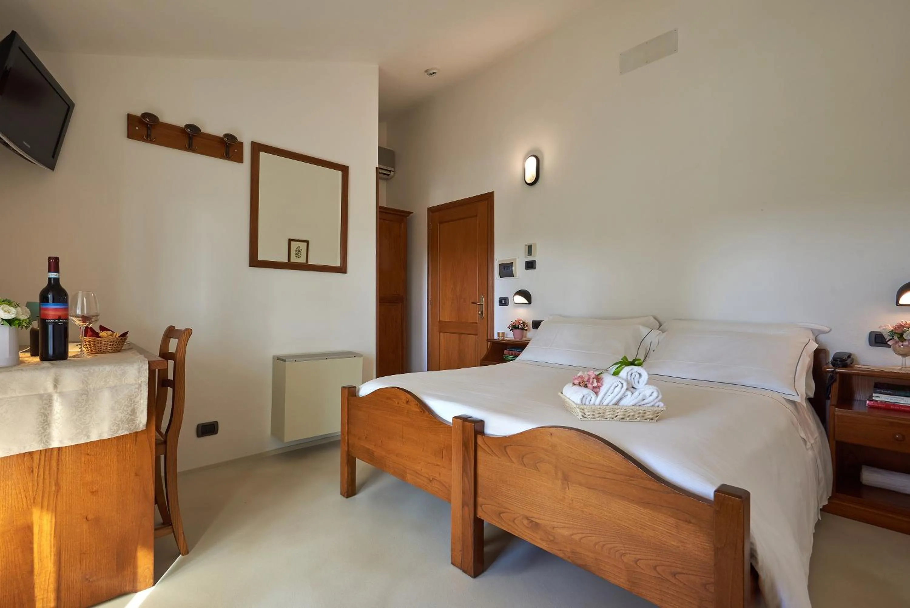 Photo of the whole room, Bed in Casanova - Wellness Center La Grotta Etrusca