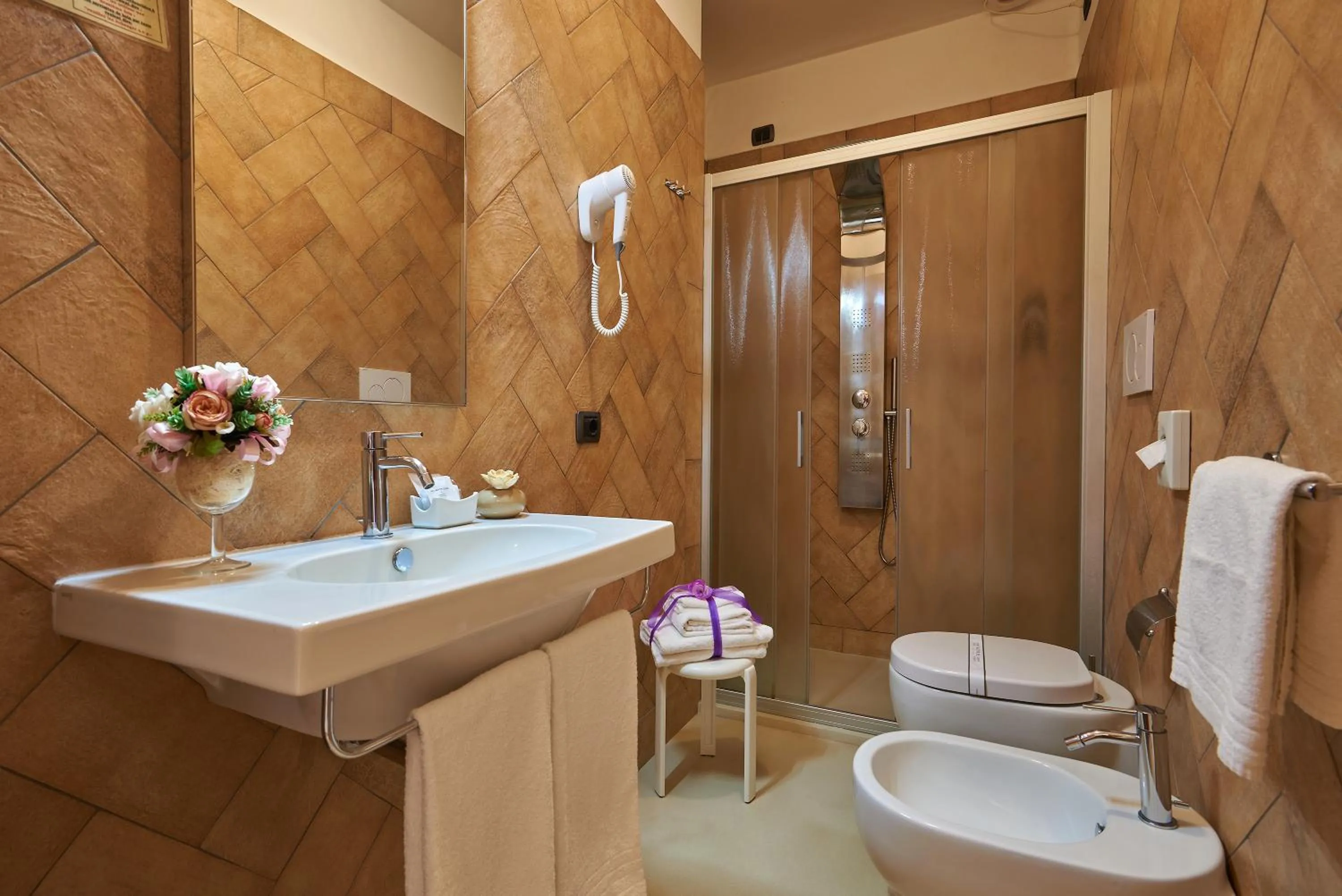 Shower in Casanova - Wellness Center La Grotta Etrusca