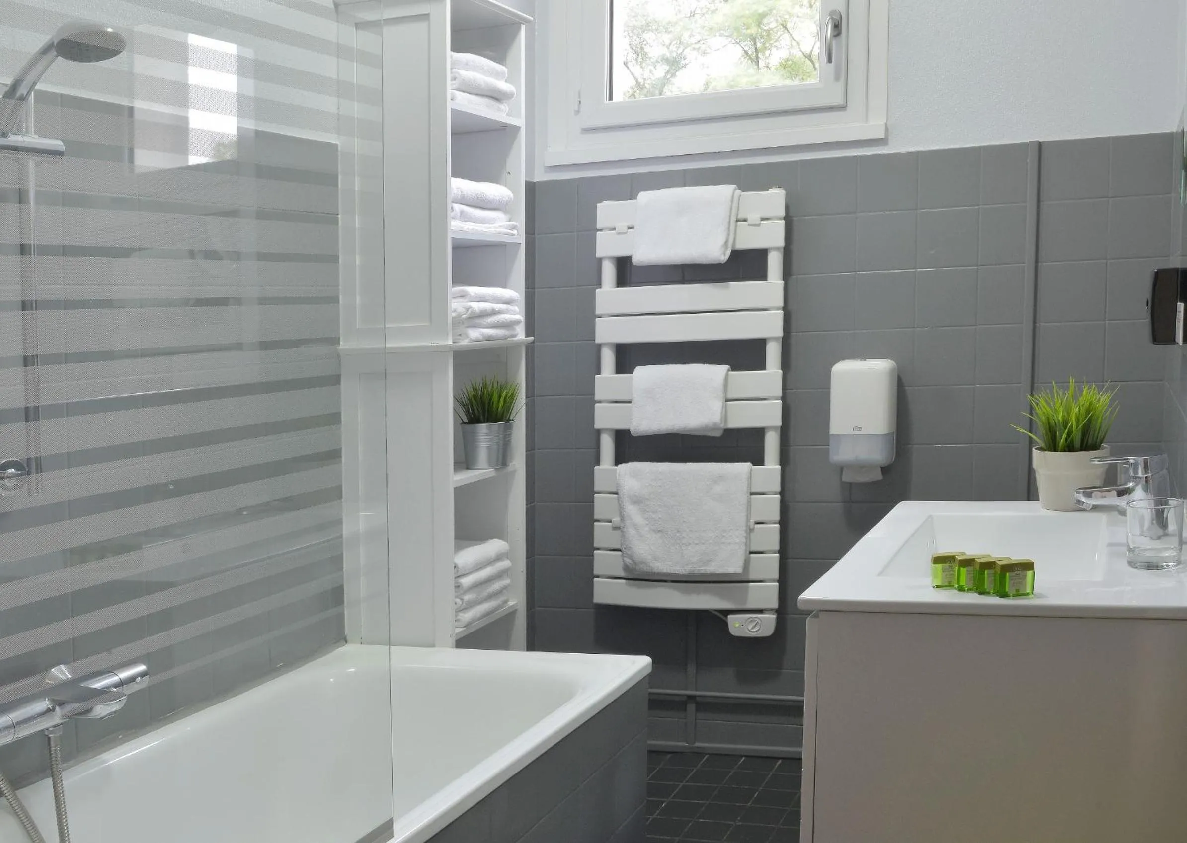 Bathroom in Logis Hotel Le Prieure