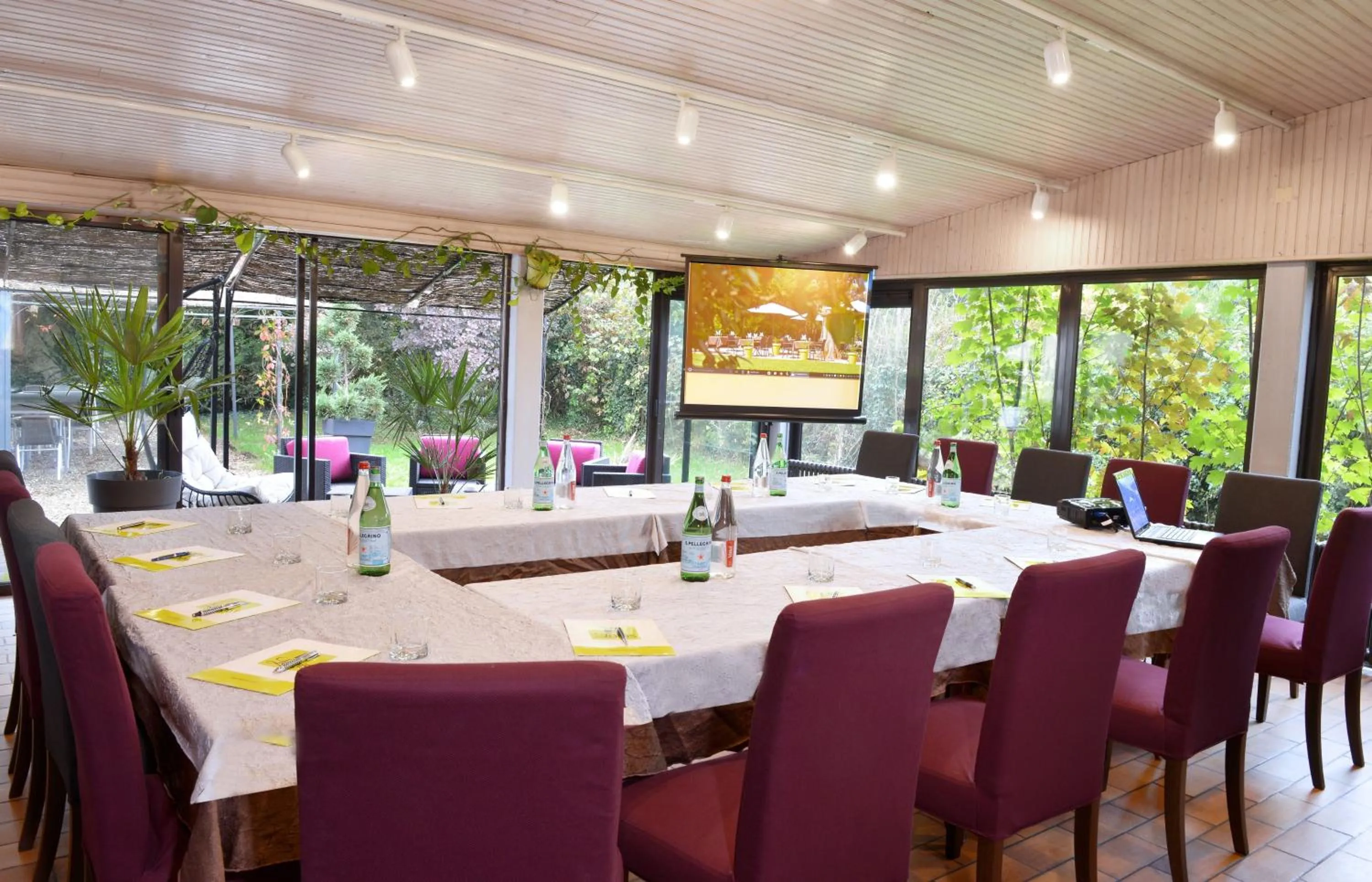 Meeting/conference room in Logis Hotel Le Prieure