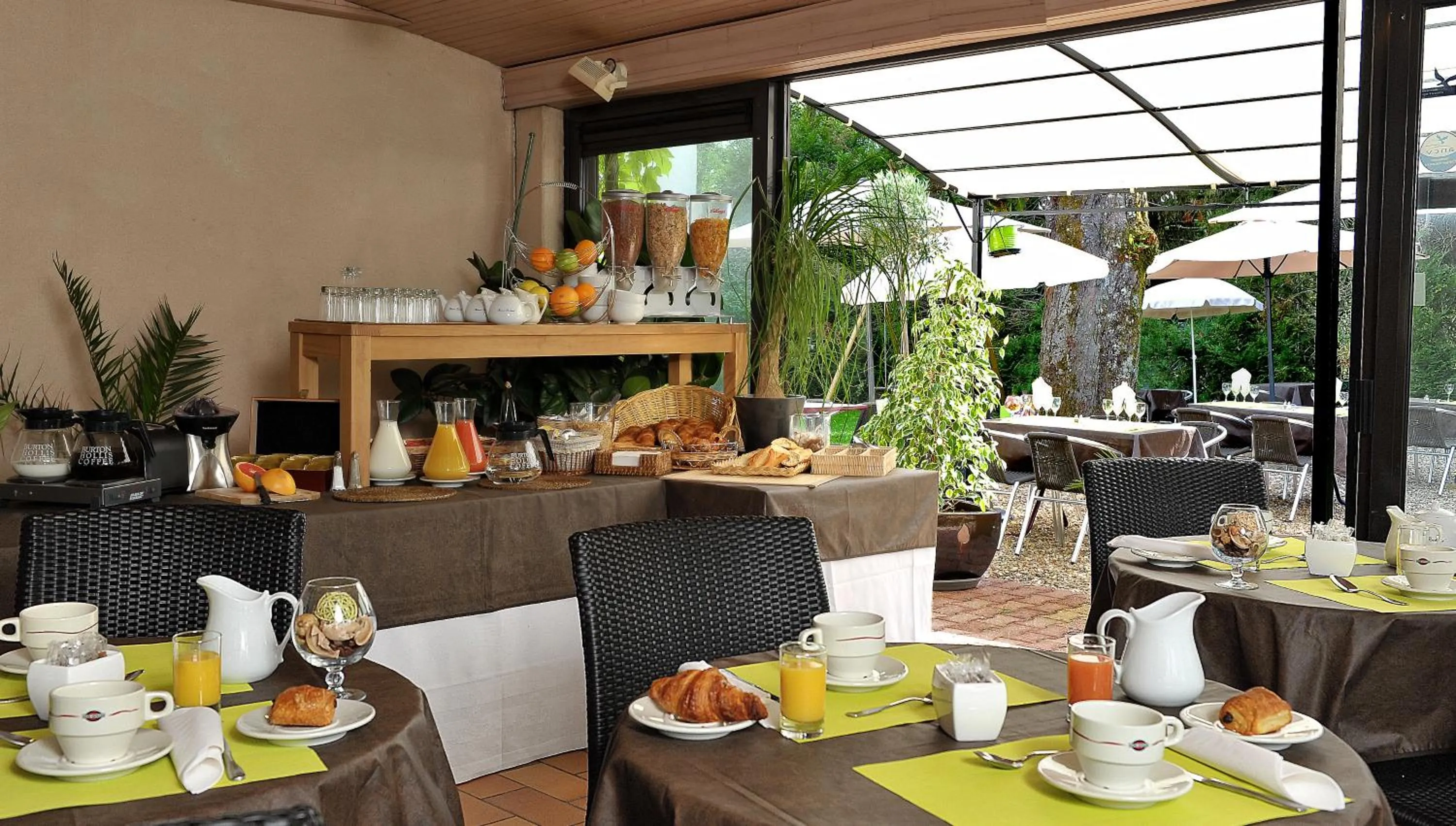 Restaurant/places to eat in Logis Hotel Le Prieure
