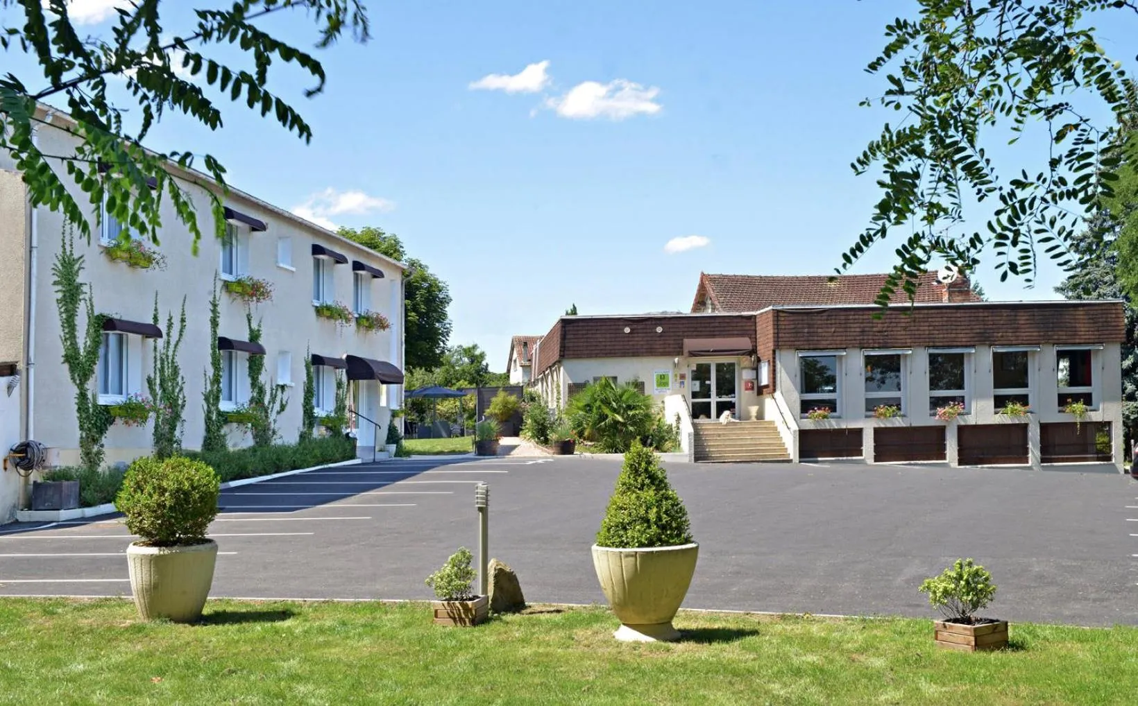 Facade/entrance in Logis Hotel Le Prieure